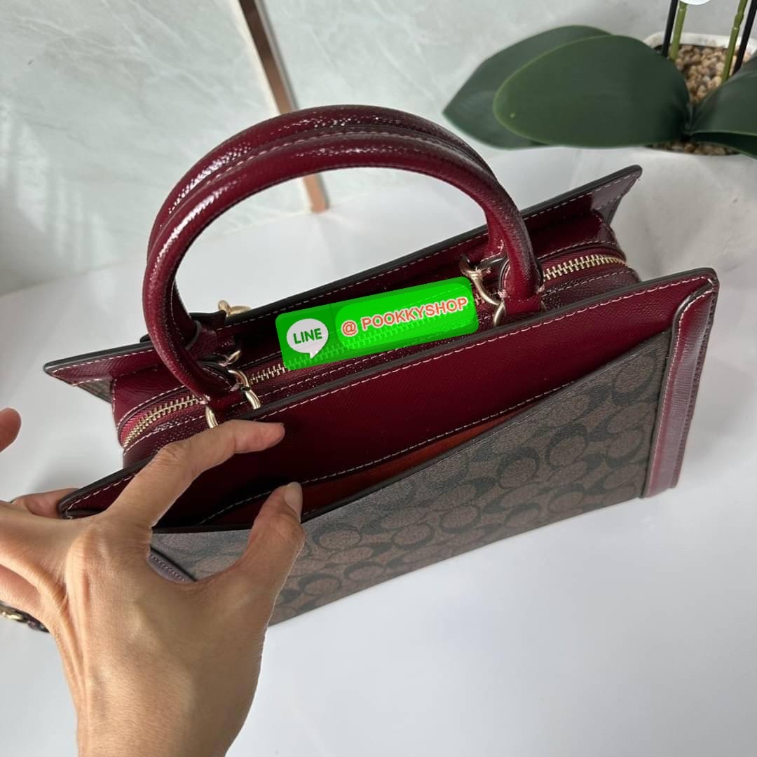 COACH ZOE CARRYALL IN SIGNATURE CANVAS (F87665) 🔖กระเป๋าถือหรือสะพาย ผู้ดีคุณนาย 🔖วัสดุหนังแคนวาส ตัดขอบหนังแท้ 🔖🔖เปิด-ปิดด้วยซิปคู่ ตกแต่งด้วยตัวล็อคแม่กุญแจห้อยด้านหน้า ด้านในเป็นช่องกว้างใส่ของได้เยอะ 🔖สายสะพายยา