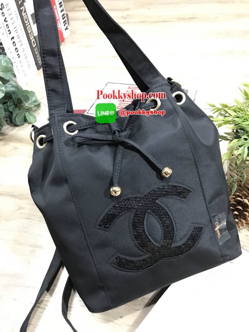 พร้อมส่งไอเท็มแนะนำ!!! Chanel Beaute Black Sequin Dreawstring Shopping Bag VIP GIFT Limited Edition ของแท้นำเข้าจากเคาน์เตอร์เครื่องสำอางค์ Chanel ขนาดกำลังดี น้ำหนักเบา ด้านหน้าประดับโลโก้แบรนด์สุดคลาสสิค เปิดปิดแบบหูรูด Drawstring พร้อมกระดุมแม่เหล็ก ซั
