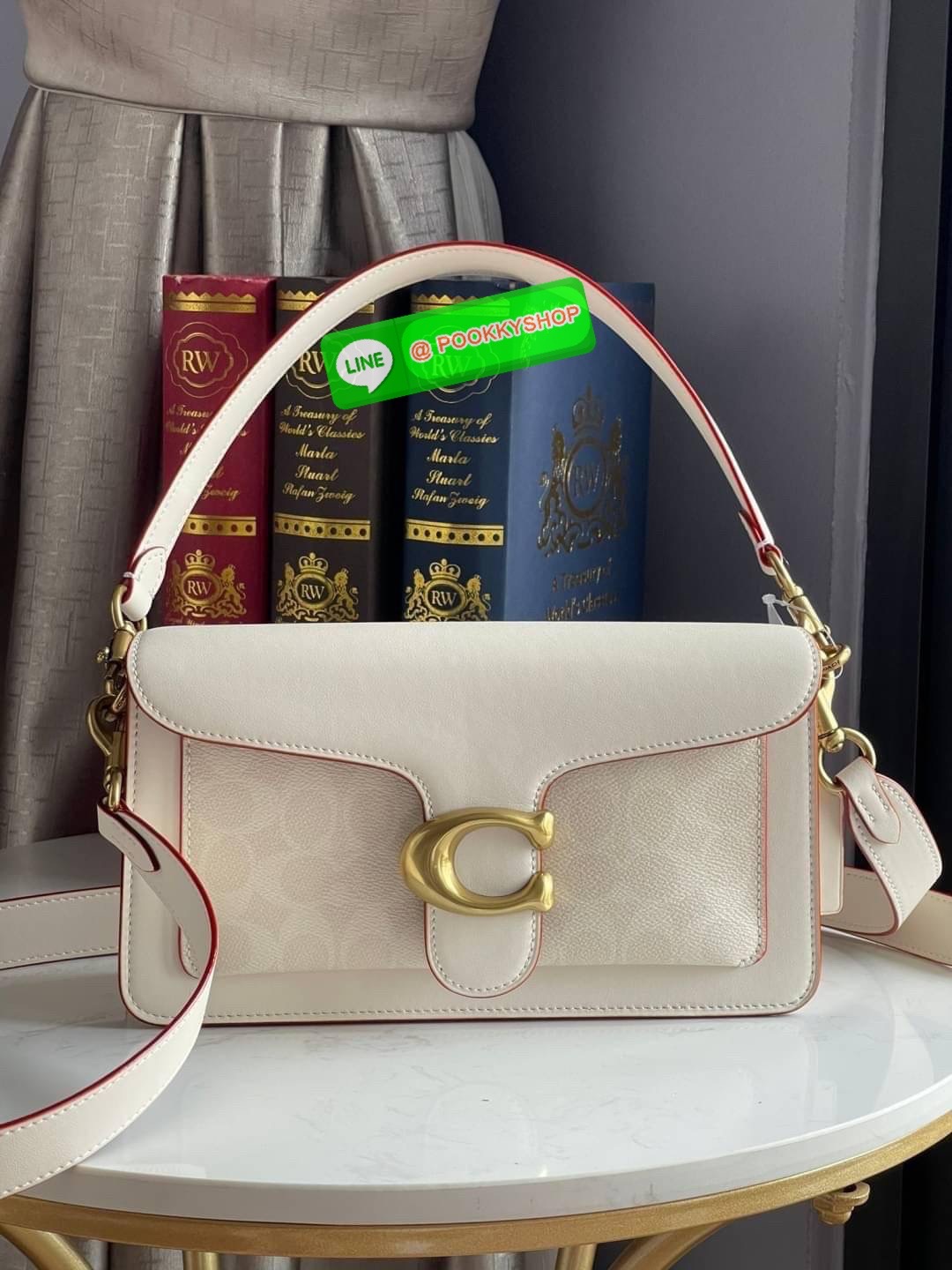 💕COACH Tabby Shoulder Bag 26 in Signature Canvas with Beadchain ให้ลุคเก๋ ๆ ด้วยสีและลวดลายคลาสสิกตามแบบฉบับสาว Coach กระเป๋าสะพายไหล่สุดคลาสสิกรุ่นนี้ เป็นรูปทรงสี่เหลี่ยมผืนผ้าที่เข้าได้กับสาว ๆ ทุกสไตล์ มีหมุดสำหรับเปิดปิดกระเป๋าที่เป็นรูปตัว C