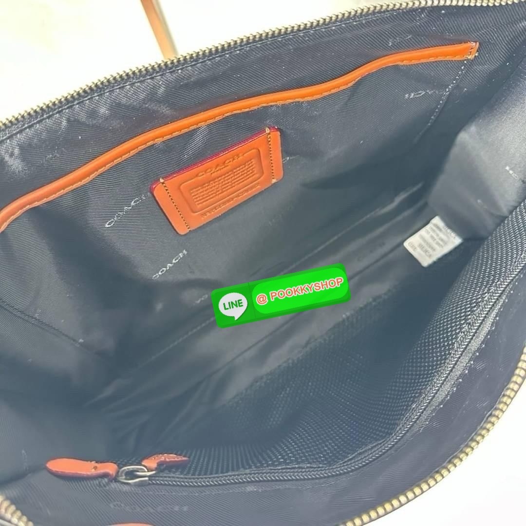 Coach Gotham Folio In Signature Canvas c2682 🔖กระเป๋าใส่เอกสาร Gotham เป็น กระเป๋าเอนกประสงค์ทำให้จัดเก็บเอกสารได้อย่างเรียบง่าย 🔖วัสดุ: แคนวาสตัดหนังแท้ 🔖เปิด-ปิดแบบซิป ด้านบน ภายในมีช่องแยกใส่เอกสารมีพื้นที่สำหรับใส่แล็ปท็อปขนาด