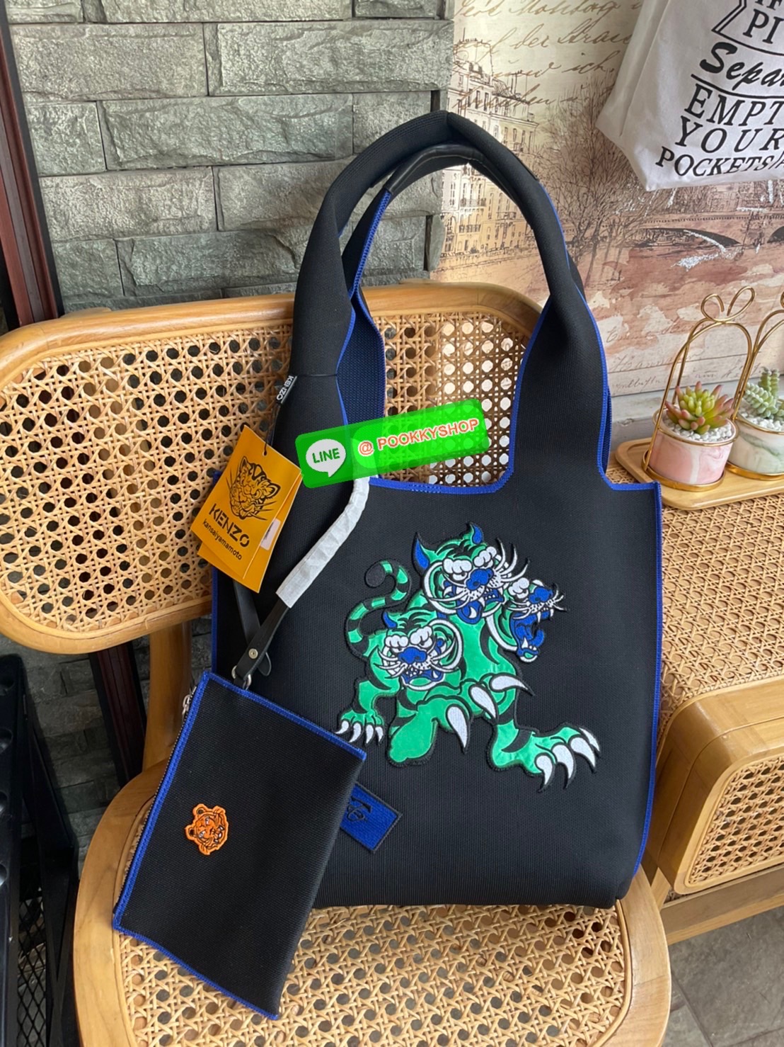 🚚 พร้อมส่ง 🚚 KENZO X KANSAI YAMAMOTO TIGER TOTE BAG กระเป๋าสะพายไหล่ ทรง โท้ทิสี ดำ และ น้ำเงินเข้ม x คันไซ ยามาโมโตะ Three Tigers จาก KENZO โดดเด่นด้วยลวดลายปัก วัสดุเป็นผ้าอย่างหนานุ่มคุณสมบัติพิเศษเฉพาะแบรนด์ น้ำหนักเบามากๆ หูหิ้วด้านบน