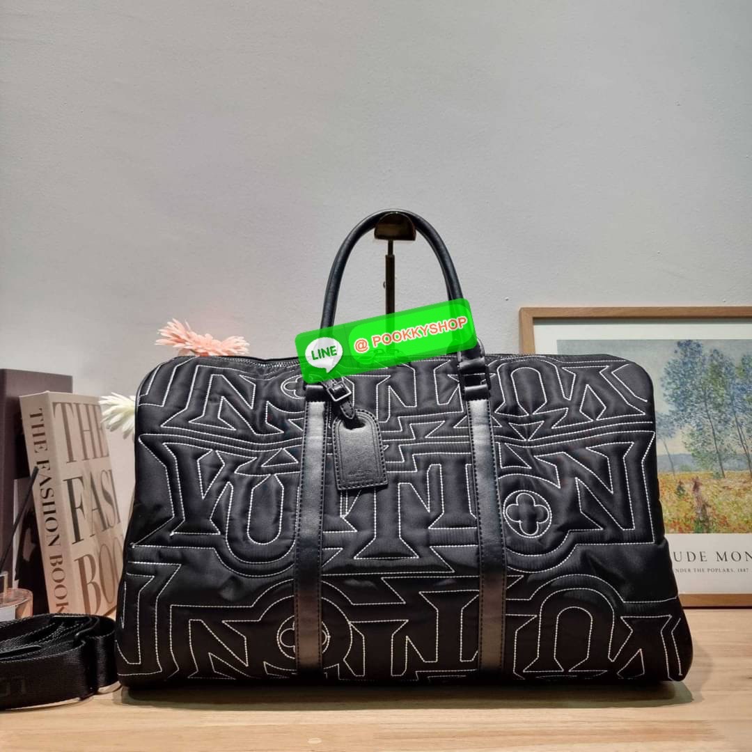 NEW IN LV KEEPALL SNOW BAG ใหม่ล่าสุดกับเวอร์ชั่นใหม่ สไตล์สปอร์ต กระเป๋าเดินทางสุดคลาสสิค ทึ่ใครๆก็เฝ้ารอ ไอเท็มที่จะทำให้การเดินทางไม่ธรรมดาอีกต่อไป ด้วยดีเทลความเป็นเอกลักษณ์ เรียบแต่หรู ดีไซน์ลายปักความเป็นเอกลักษณ์ผสาน ลวดลายโมโนแกรมฟลาวเวอร์ ลงบนผ้า