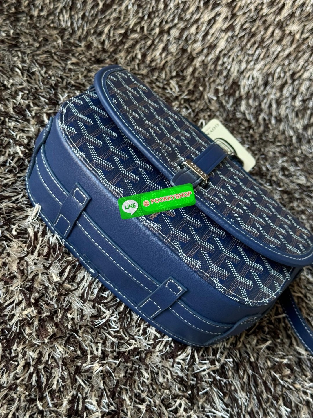 Goyard belvedere pm แบรนด์ดังจากฝรั่งเศส เรัยบหรูแต่ดูสง่า สะดุดตาด้วยลายเฉพาะตัว วัสดุที่นำมาตัดเย็บกระเป๋าเป็นวัสดุผ้าใบ Canvas ที่มีชื่อเรียกว่า “Goyardine” ซึ่งเป็นผ้าใบที่เป็นการผสมผสานระหว่างผ้าฝ้าย (Cotton), ผ้าลินิน (Linen) และ ผ้าป่าน (Hemp) ทำกา