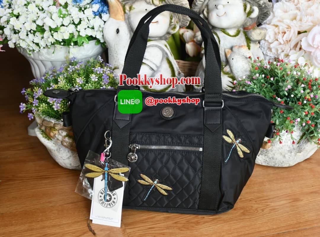 KIPLING X CHRISTINE LAU COLLECTION กระเป๋า collection ใหม่ล่าสุดจาก Kipling วัสดุ Nylon ด้านหน้าประดับแมงปอที่เป็นโลหะ สีสันสดใสน่ารัก สามารถเก็บปีกให้กระเป๋าดูเล็กลงได้ ด้านในมีช่องซิป 1ช่อง และช่องใส่ของจุกจิ๊กอีก2ช่อง ด้านหน้ามีช่องซิป 1ช่อง สะดวกใช้ ม