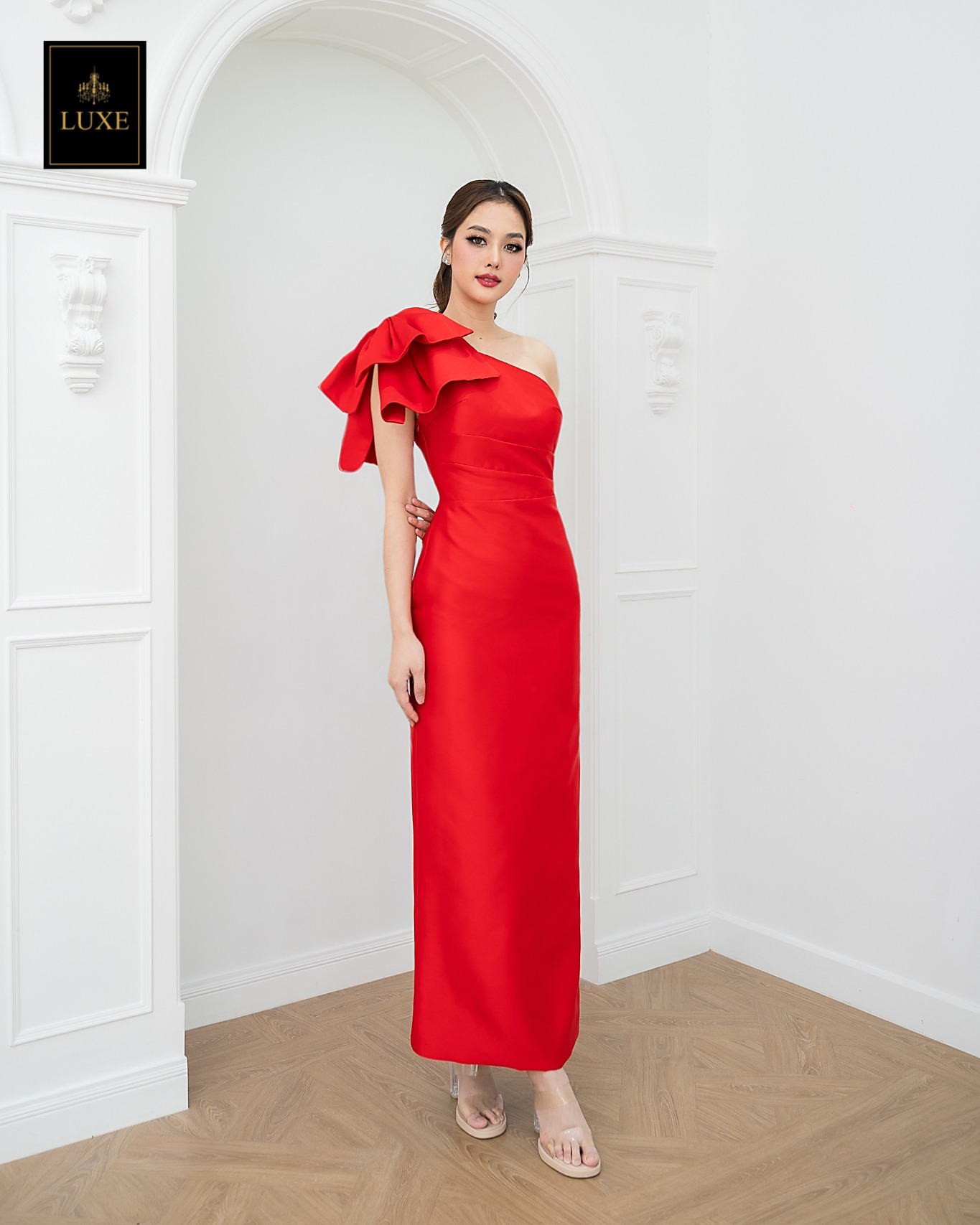 เดรสแฟชั่น เดรสเสื้อไหล่เดียวแขนกุด กระโปรงยาวทรงตรง แต่งโบว์ไซส์ใหญ่ที่ไหล่ขวา