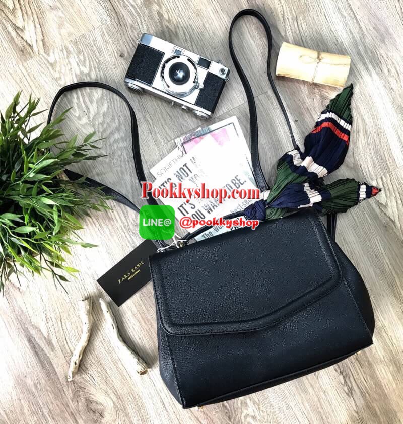 ZARA Convertible Backpack With Scarf กระเป๋าถือหรือสะพายรุ่นแนะนำดีไซน์เก๋วัสดุหนัง Saffiano สีดำอยู่ทรงสวยหรูสไตล์ PRADA โดดเด่นที่มาพร้อม Scarf พันหูหิ้วเเยกใช้ได้ เปิดปิดด้วยตัวล๊อคกด ด้านข้างมีกระดุมปรับขยาย ภายในมีโลโก้ สามารถใส่กระเป๋าสตางค์ใบยาวของ