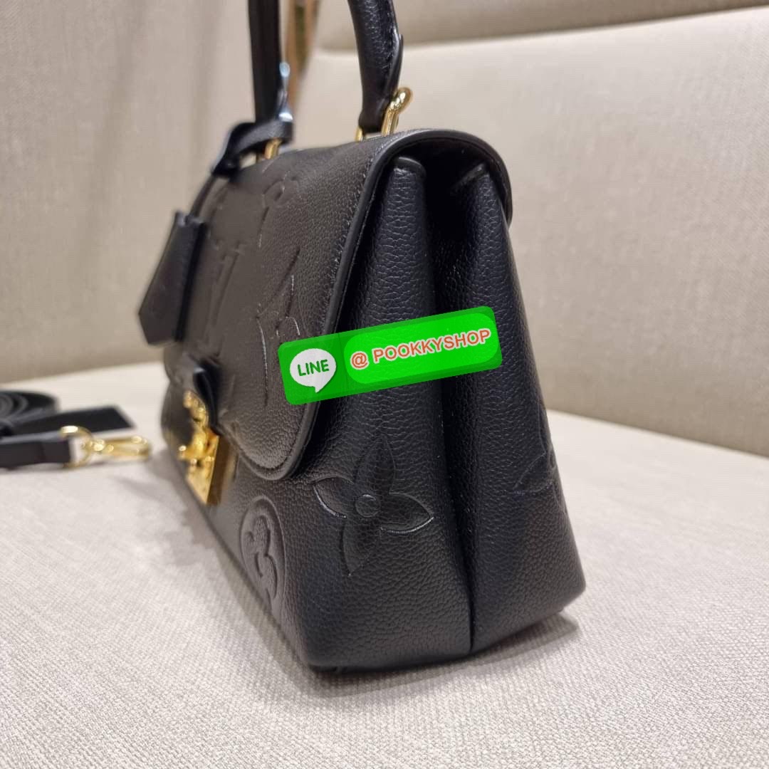 LV MADELEINE BAG ใหม่ล่าสุด อีกหนึ่งรุ่นคลาสสิคหายาก จากเคาน์เตอร์ dutyfree ที่สาวๆรอคอย กระเป๋าถือ/สะพายข้าง ดีไซน์เรียบง่าย แต่เต็มไปด้วยดีเทลความหรู วัสดุหนังวัวปั๊มลายเอกลักษณ์ เปิด‐ปิดด้วยอะไหล่กดล็อคสีทองหรู และมีพวงหนังห้อยพิเศษแถมมาให้ด้วย ภายในแบ