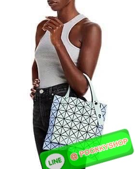 Baobao Issey Miyake Prism Kangaroo tote bag กระเป๋าถือทรงโท้ทที่ประดิษฐ์ขึ้นอย่างเชี่ยวชาญในญี่ปุ่น มาพร้อมแผงเรขาคณิตสำหรับการออกแบบที่ได้รับแรงบันดาลใจจากกระดาษพับ ซิลลูเอทอันเป็นเอกลักษณ์นี้ปิดท้ายด้วยสายรัดแบบอสมมาตร มีการพัฒนาโครงสร้างทรงสามเหลี่ยมเพ