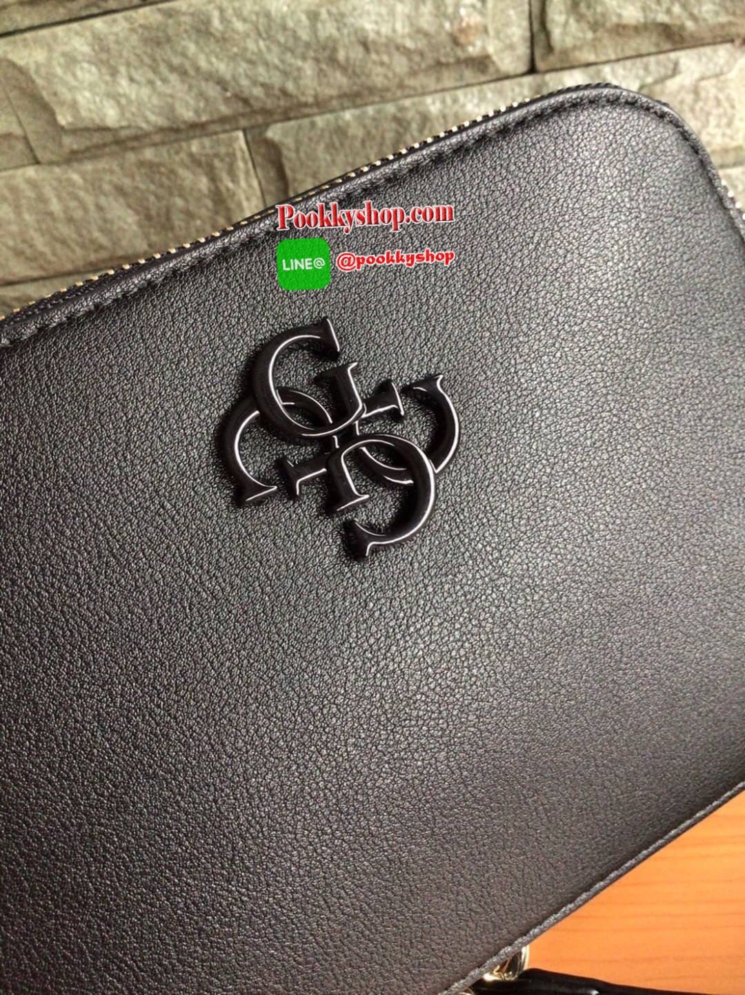 GUESS NOELLE CROSSBODY CAMERA BAG กระเป๋าสะพาย Crossbody รุ่นยอดนิยมหนังเรียบ และ หนังลาย Signature แบรนด์รอบใบ สวยอยู่ทรง ขนาดกำลังดี ด้านหน้ามีโลโก้แบรนด์ เปิดปิดด้วยซิปสะดวกใช้ แบ่งเป็น 2 ช่องซิป ภายในมีโลโก้ซับในลายแบรนด์ ภายในแยกเป็นสัดส่วนใช้งาน ใส่