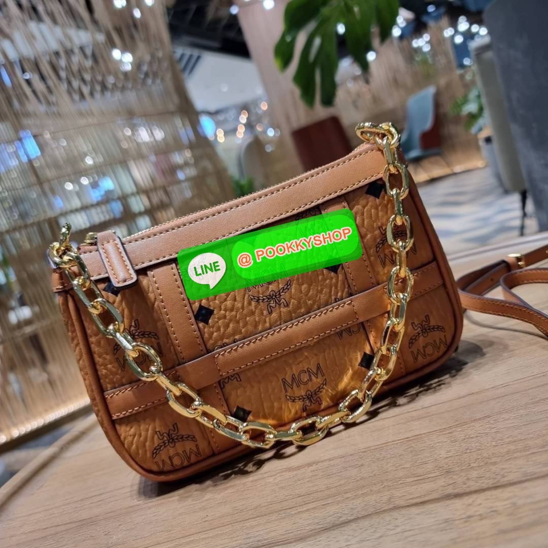 MCM MINI DELMY SHOULDER BAG จัดหนักจัดเต็ม!! ที่สุดของรุ่นที่ฮอตหนักมาก คอลเลคชั่นที่ยอดขายดีตั้งแต่วันแรกที่ลง shop ด้วยรูปทรงที่กะทัดรัด ตอบโจทย์ได้ทุกลุค ทุกไลฟ์สไตล์ ใช้งานได้ง่ายคล่องตัว กระเป๋าสะพายทรงพอช ที่มาพร้อมสายโซ่คล้องด้านหน้า และสายหนังครอส