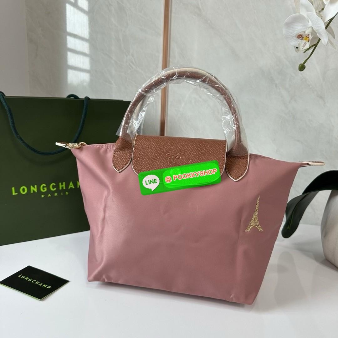Longchamp Le Pliage Eiffel Tower Tote Bag S 🔖 Collection ใหม่ล่าสุดโดดเด่นด้วยลายปักหอไอเฟลขนาดกระทัดรัดจุของได้เยอะ 🔖วัสดุ : ไนลอนกันน้ำ 🔖เปิด-ปิด ด้วยฝาปิดกระดุมแป๊กมีซิปปิดด้านบน ภายในช่องโล่งกว้างสามารถใส่ iPad ได้ มีช่องแยกด้า