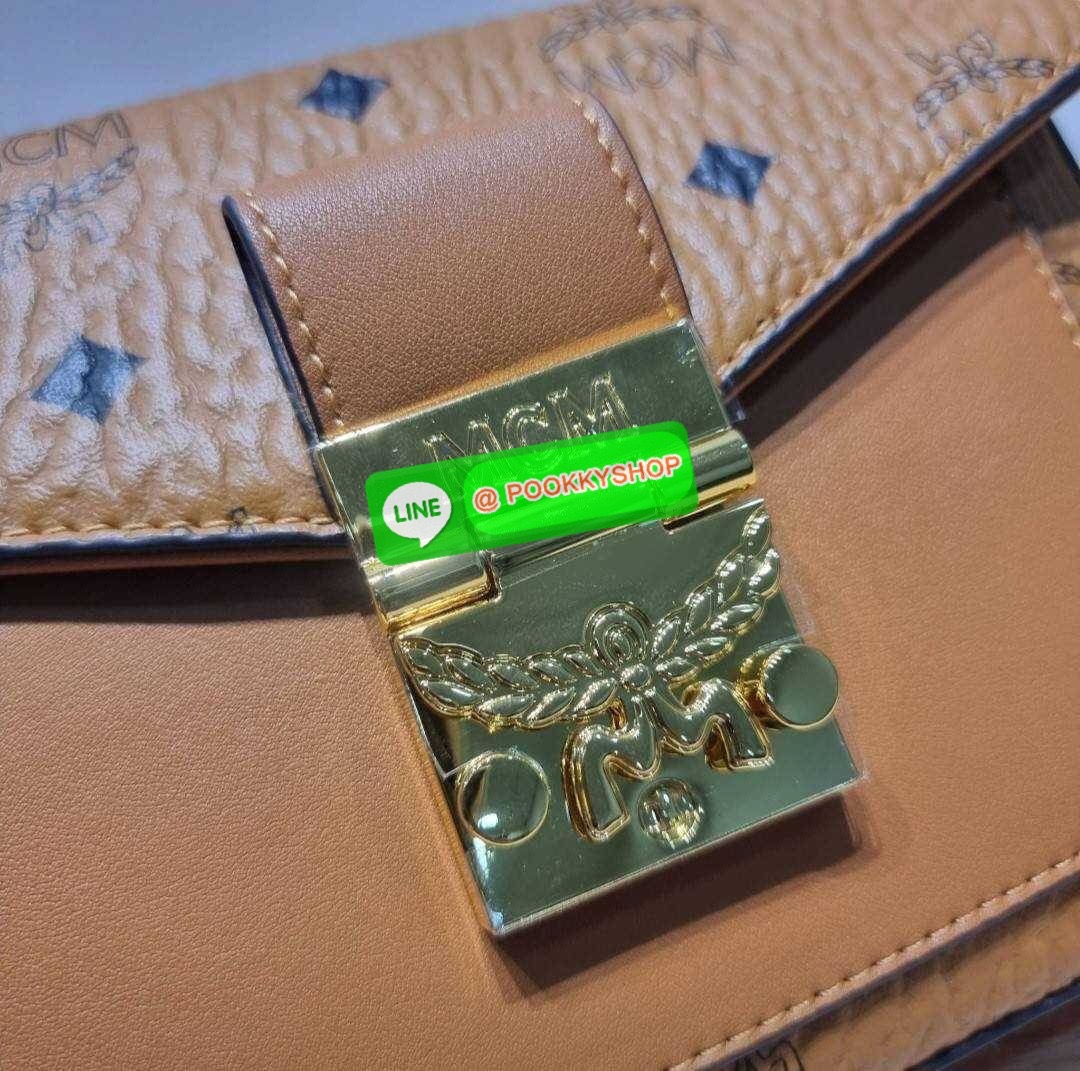 MCM SMALL MILLIE CROSSBODY IN VISETOAS กลับมาแน่นๆกับไอเท็มสุดฮิต!! ดาราเซเลปใช้กันเพียบ กระเป๋าสะพายข้าง ดีไซน์กึ่งสปอร์ต แต่แฝงความหรูในตัว ใช้งานง่ายด้วยขนาดที่พอเหมาะ และสายสะพายสปอร์ตที่สะพายคาดได้สะดวก จะสะพายข้าง สะพายแบบคาดอก ก็ดูดีไปหมด เปิด-ปิดด