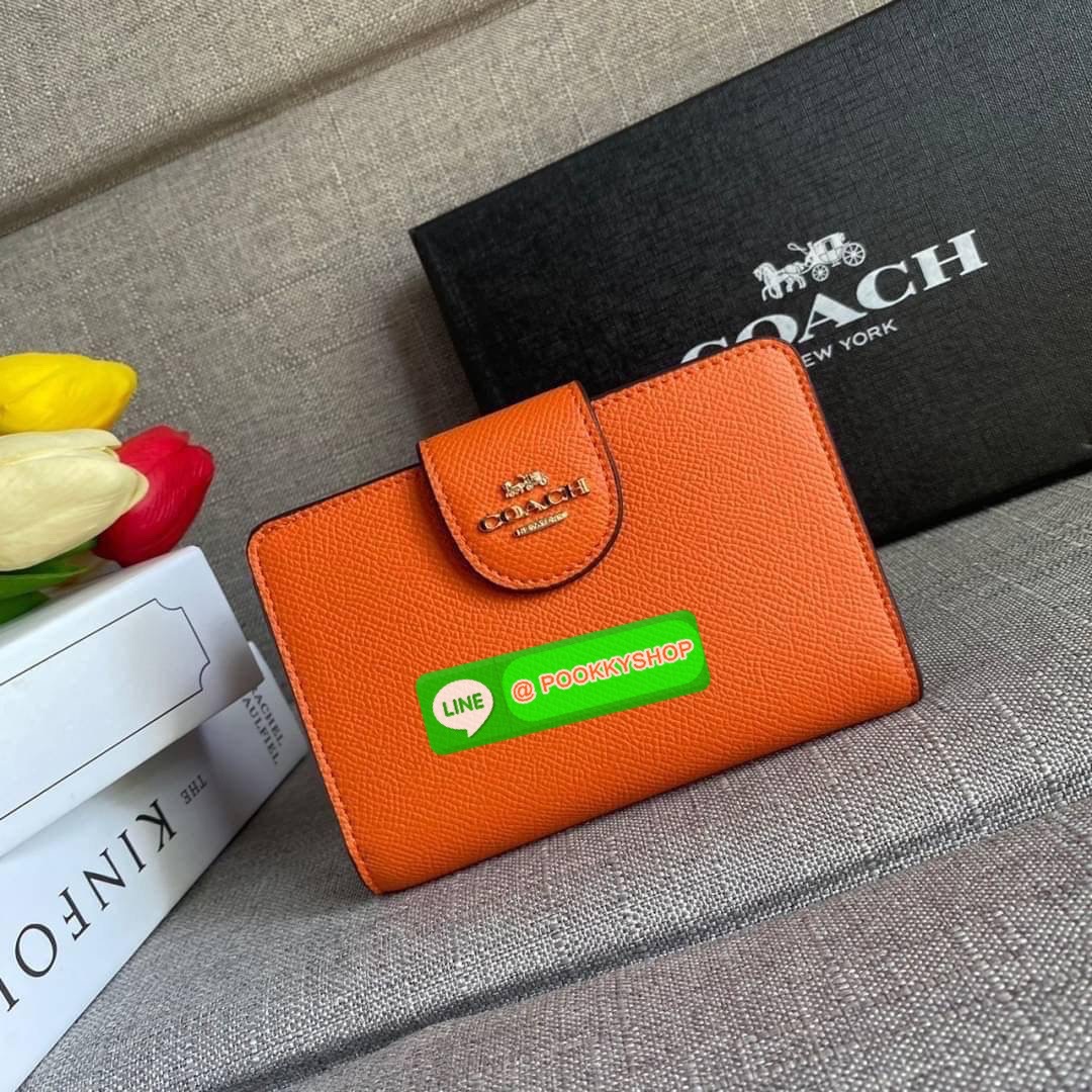 COACH 6390 MEDIUM CORNER ZIP WALLET กระเป๋าสตางค์ใบกลาง สีพื้นเรียบหรู วัสดุcrossgrain ภายในมีช่องใส่บัตรและธนบัตรได้ทุกชนิด มีช่องซิปใส่เหรียญ ขนาดกะทัดรัดพกพาง่าย คนชอบจัดระเบียบกระเป๋าสตางค์แนะนำเลยจ้า