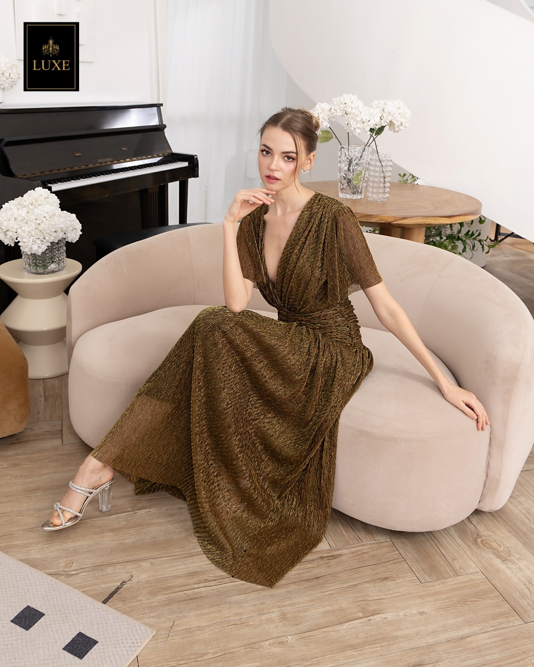 เดรสแฟชั่น แม็กซี่เดรสเสื้อคอวีป้าย แขนระบาย กระโปรงจับเดรปเข้ารูปตรงสะโพก