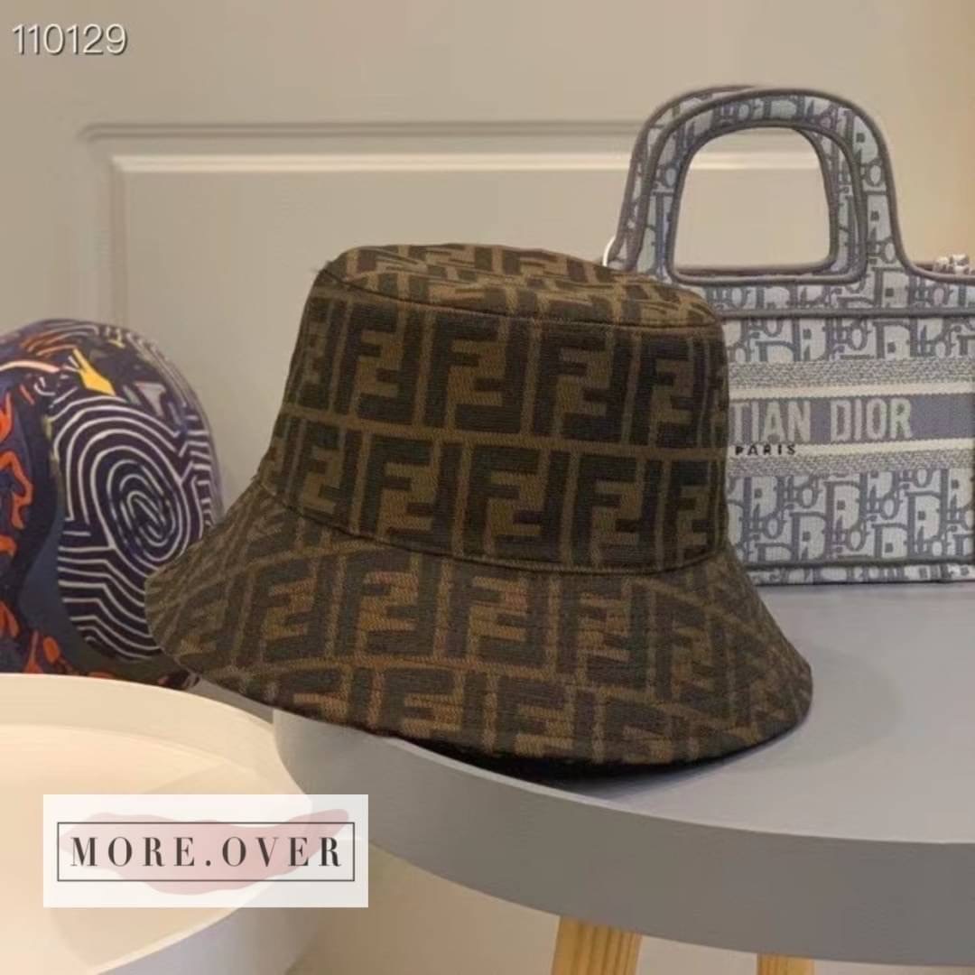 หมวกทรง bucket แบรนด์ FENDI ลายโลโก้แบรนด์ทั้งใบ FF สีน้ำตาลสวยหรูคะ งานคุณภาพการันตี มีป้าย tags แบรนด์