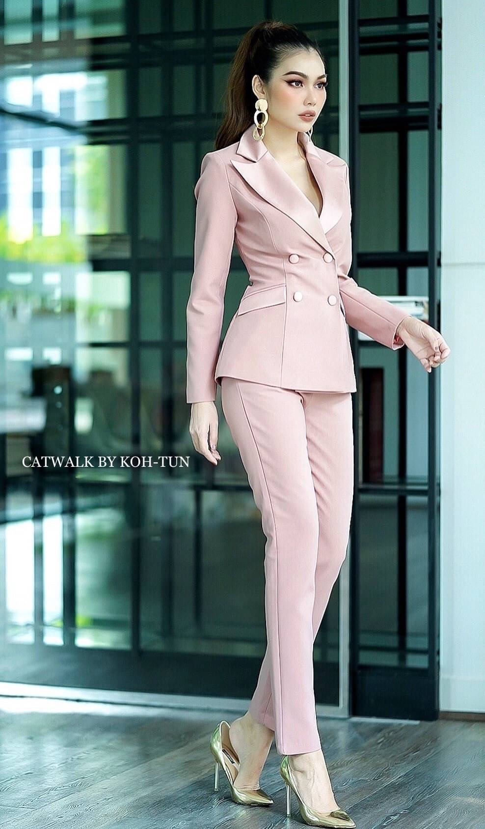 เรียบหรู ดูเท่ห์แบบมีสไตล์มากกับเซตBLAZERแต่งปกเลื่อม+กางเกงขายาวทรงสวย เนื้อผ้าเกรดเอ ตัวBLAZER เป็นทรงเข้ารูปสวย เพิ่มความหรูด้วยการแต่งปกและฝากระเป๋าด้วยผ้าเครปกึ่งเงาสีโทนเดียวกับตัวชุด ด้านหน้าแต่งกระดุมปั้ม 4 จุด มาคู่กับกางเกงขายาวทรงขากระบอกเล็ก ท