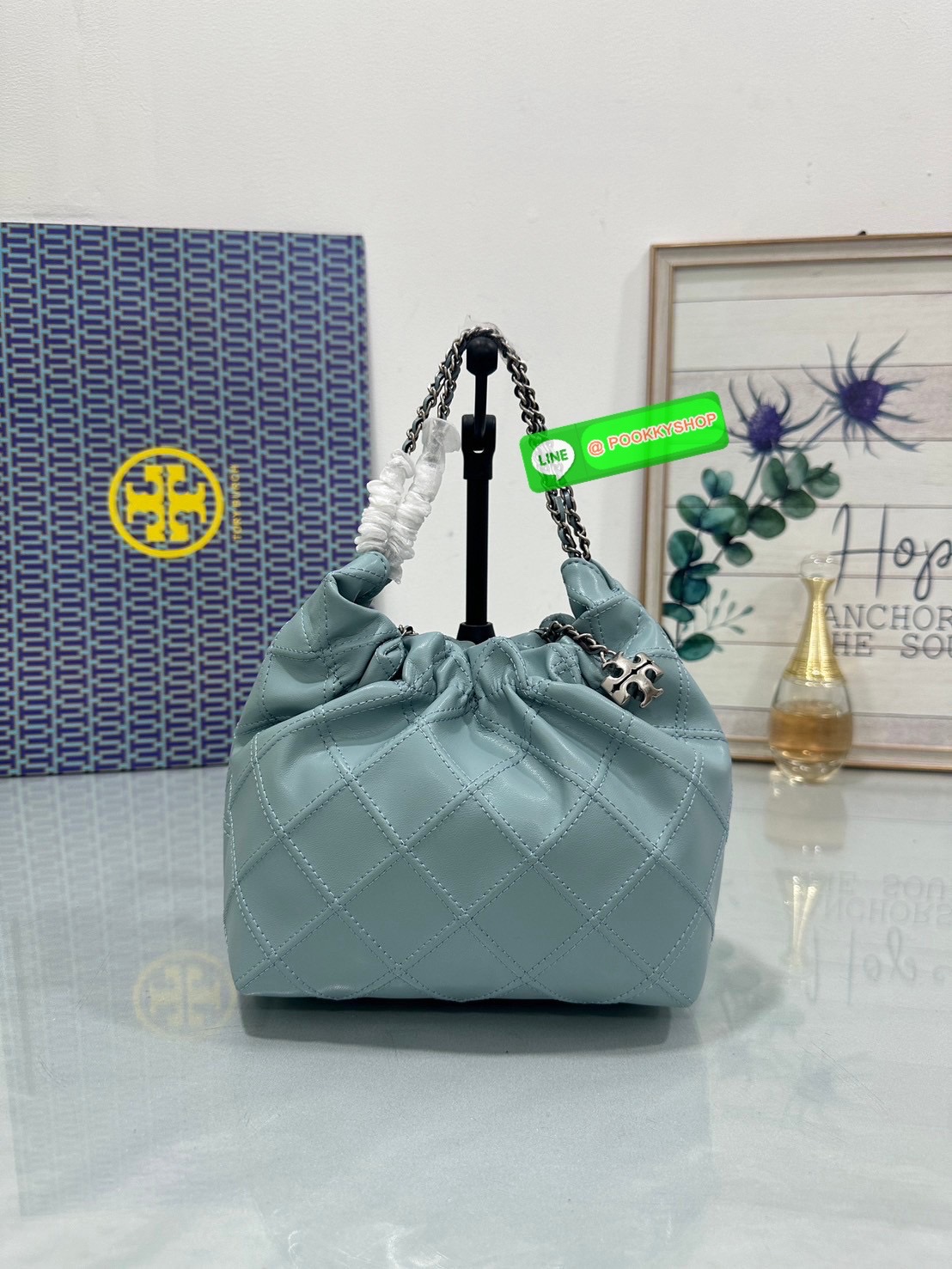 Tory Burch Fleming Drawstring Bag ผลิตจากหนังนิ่ม ตกแต่งด้วยลายไดมอนด์และสายโซ่