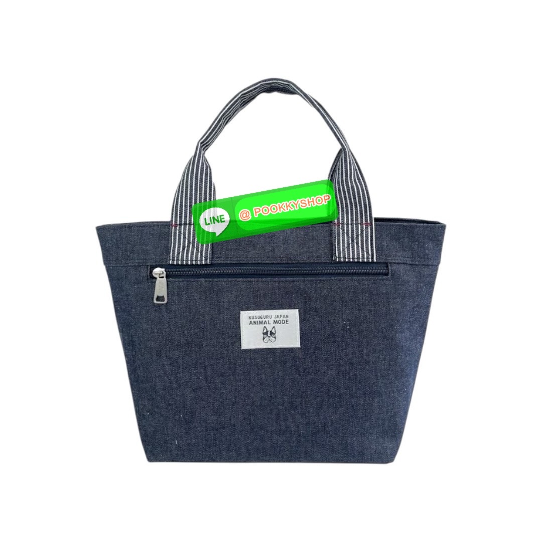 กระเป๋ามินิ Kusuguru Paulo Dyed Denim & Hickory ผ้าย้อมเส้นด้ายนี้มีเนื้อสัมผัสคล้ายผ้าเดนิม ต่างจากผ้าเดนิม ตรงที่ทนทานต่อสีตกและมีน้ำหนักเบา ลายปัก Sagara สามมิติอันโดดเด่นสะดุดตานั้นน่าประทับใจอย่างยิ่ง กระเป๋าใบนี้มีขอบกระเป๋าที่กว้างและขนาดที่ใช้งานง