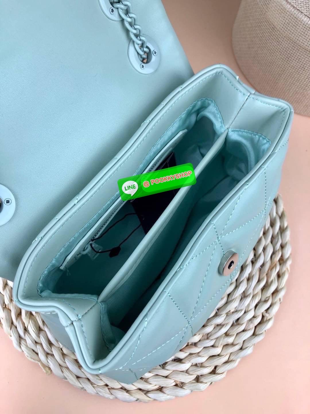 แท้ 💋 Outlet New! LYN TRINITY HANDBAG กระเป๋าสะพายข้าง/ครอสบอดี้ใบสวย วัสดุหนังเดินด้ายลายสามเหลี่ยมทั้งใบ พร้อมพวงกุญแจ(ถอดได้) เปิดปิดแบบกระดุมแม่เหล็ก ด้านในมีช่องซิปเล็ก 1 ช่อง รุ่นนี้สามารถใส่ iPhone plus และกระเป๋าเงินใบกลางได้ค่า สายยาวเป็น