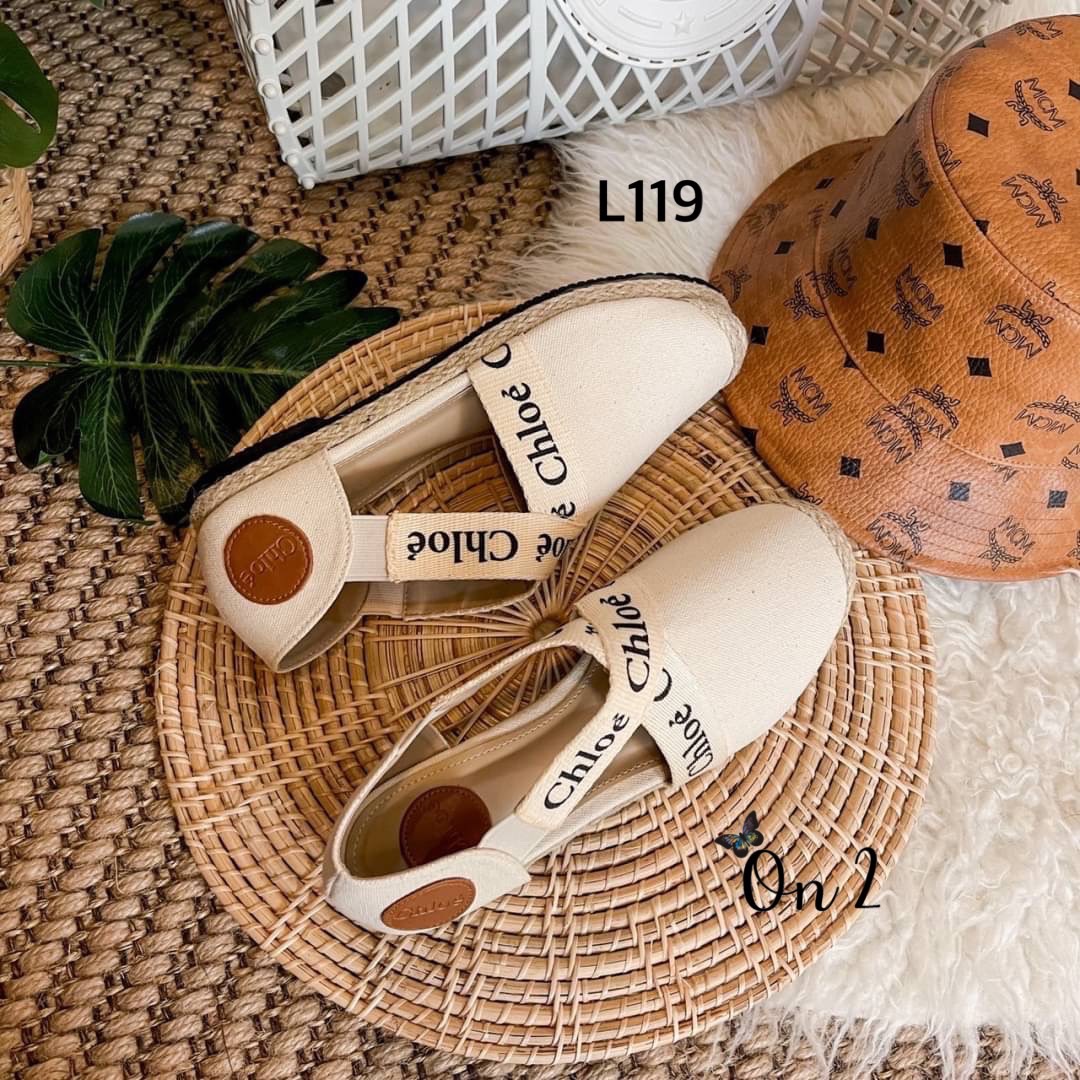 ชนชอปค่ะ รองเท้าคัชชู Chloe ตัวใหม่ แต่งสายแบรนด์ไขว้น่ารัก ผ้าแคนวาสขอบปอ พื้นปั้มสายมียางยืดใส่ง่าย ปีนี้ Chole มาแรงสุดทุกคอล สาวๆห้ามพลาดนะคะ