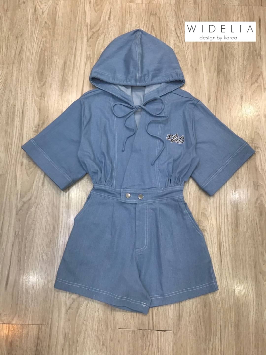 Jumpsuit>>งานดีขนาดนี้ไม่จัดไม่ได้แย้วววว ความสวยเราจัด เต็ม 💯 จั๊มยีนขาสั้นคอวีแต่งฮูดสวยแขนสั้นน่ารักสุดอ่ะ ตัวจั๊มติดกระดุมช่วงเอวเข้ารูปกระเป๋าสองข้าง หลังสม๊อคยีอได้จ้า คัตติ้งเป๊ะ บอกเลยมันสุดยอดจริงๆ ใส่เที่ยวถ่ายรูป รับรองน่ารักใช่ย่