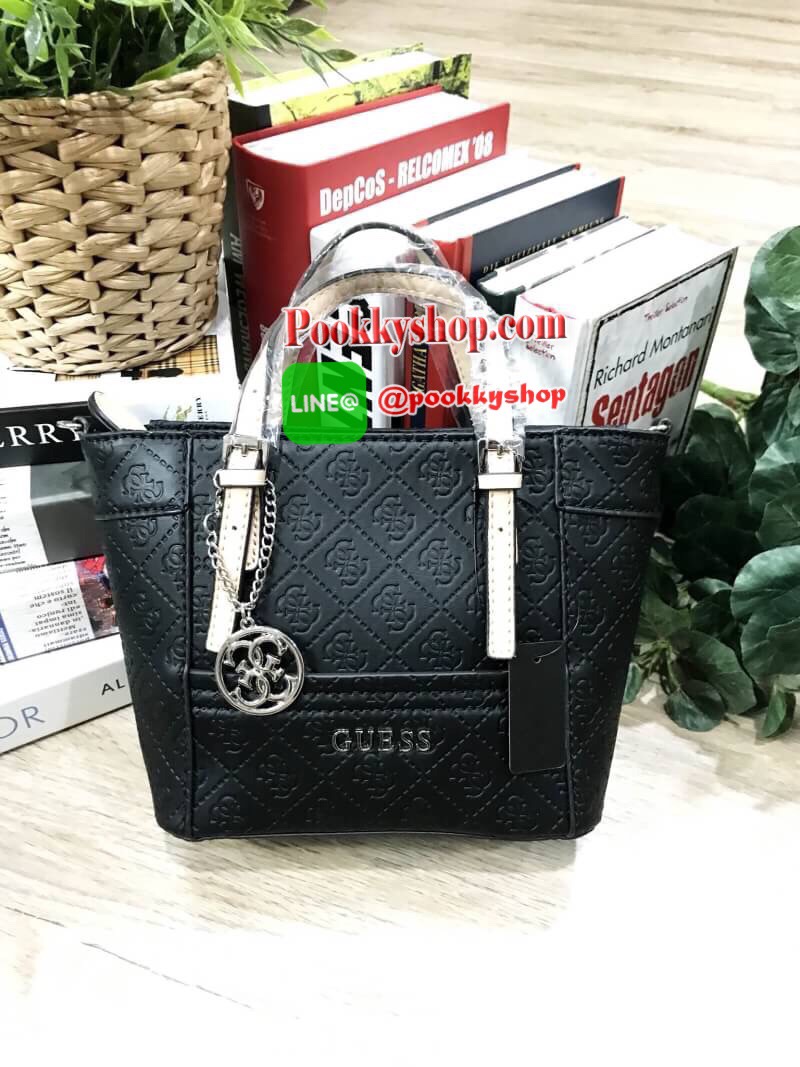 NEW ARRIVAL! GUESS DELANEY CROSS BODY BAG กระเป๋าถือหรือสะพายรุ่นที่ฮิตและขายดีที่สุดจาก GUESS FACTORY คอลเลคชั่นใหม่วัสดุหนังเรียบปั้มลาย GUESS Signature รอบใบสวยหรูอยู่ทรง ขนาดกำลังดี น้ำหนักเบา ด้านหน้าประดับโลโก้พร้อมพวงกุญแจโลโก้แบรนด์ห้อยที่หูหิ้วถอ