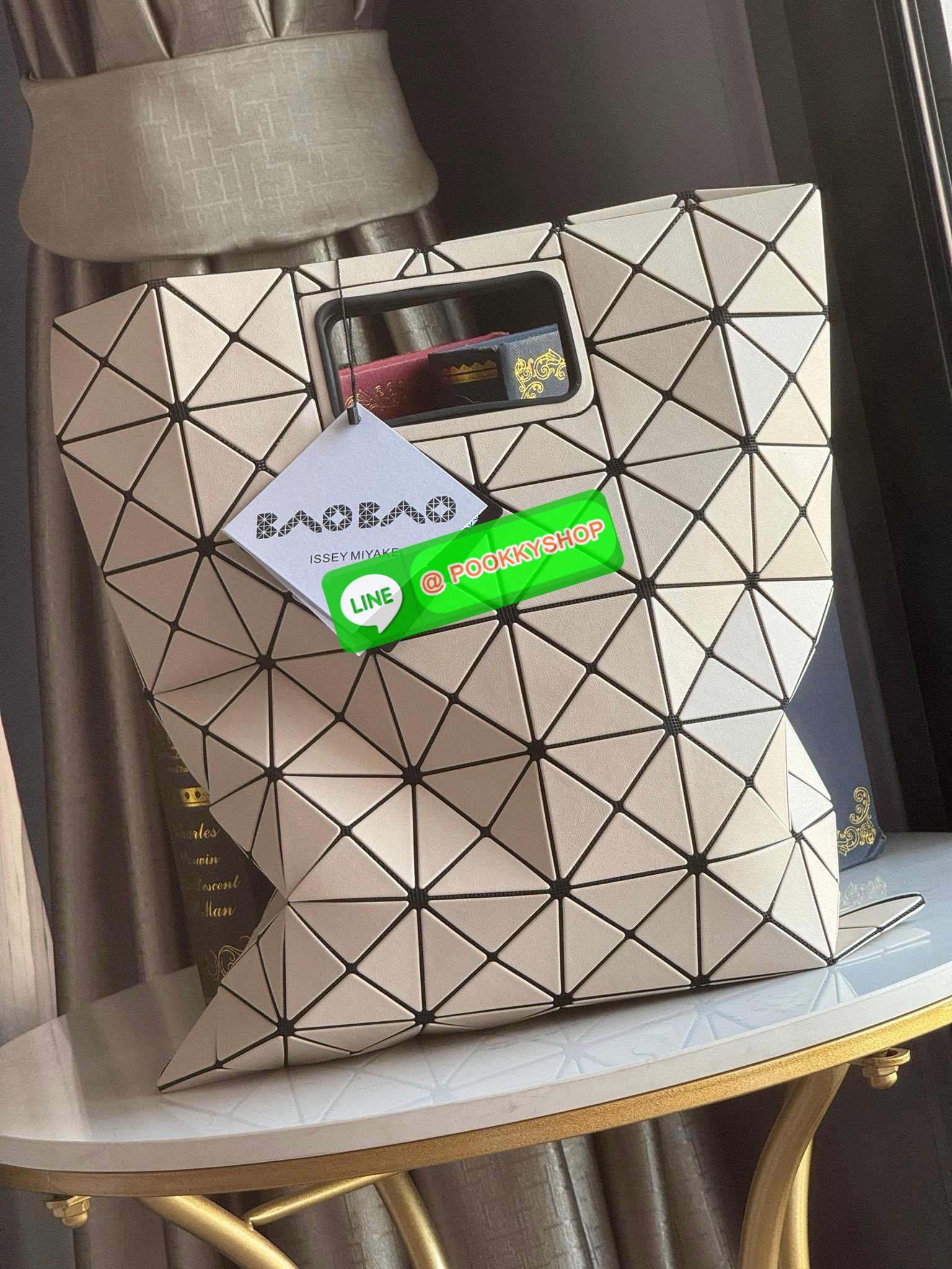 Baobao Issey Miyake large Bocca matte-finish tote bag BOCCA MATTE เป็นกระเป๋าถือรูปแบบใหม่ที่มีด้ามจับด้านในที่ช่วยให้กระเป๋าวางอยู่บนแขนหรือข้อมือได้อย่างนุ่มนวล เป็นกระเป๋าถือขนาดใหญ่นี้มีกระเป๋าด้านในพร้อมซิปที่ช่วยให้จัดเก็บได้อย่างปลอดภัย สามารถใส่แล