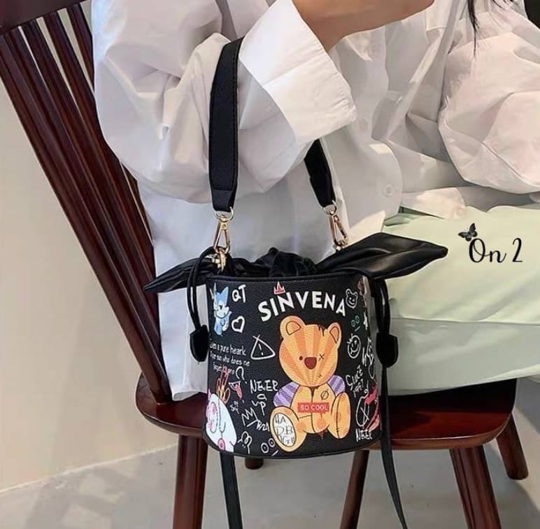 กระเป๋าสะพายทรงถัง หนังพิมพ์ลาย เปิดปิดแบบหูรูด อะไหล่ทอง มาพร้อมสายสะพายยาวครอสบอดี้ งานน่ารักมากค่ะ