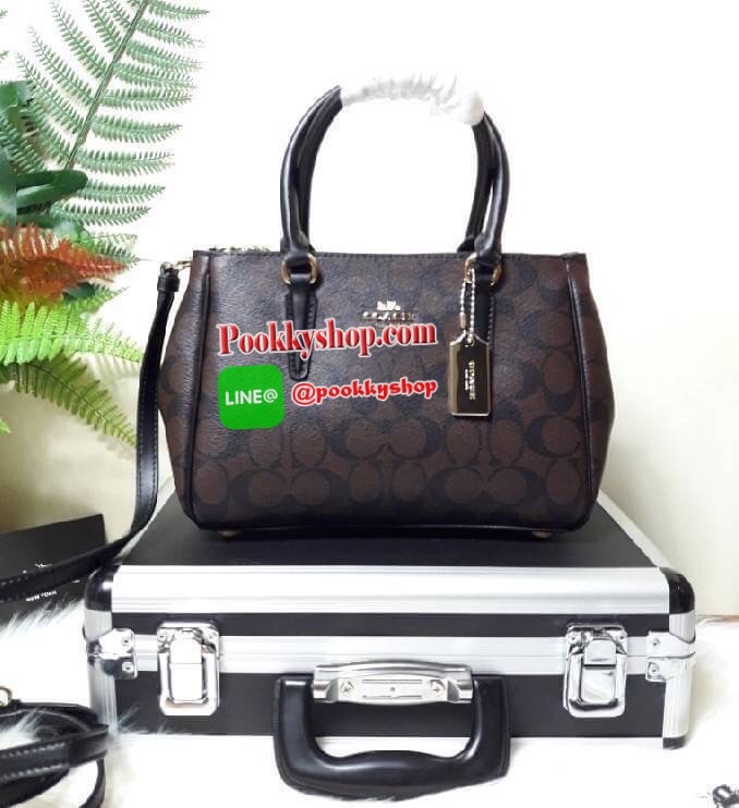 COACH F67027 MINI SURREY CARRYALL IN SIGNATURE CANVAS (COACH F67027) รุ่น 9 นิ้ว Coach ทรง prada รุ่นนี้มี 2 ซิป และช่องใส่ของด้านในเยอะมากๆ เกินคุ้มเลยทีเดียว พลาดไม่ได้แล้วววว ✔หูจับยาว4นิ้ว ✔สายสะพายยาว23นิ้ว
