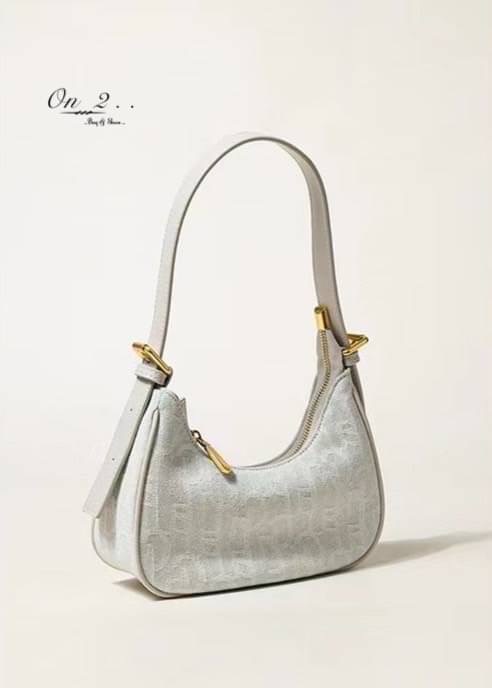 💥💥NEW Arrival 💥💥 Korean Style bag กระเป๋าสะพายไหล่ทรงวินเทจ สุดเก๋♥️ วัสดุเป็นผ้ายีนส์สีฟ้าอ่อนมีลาย น้ำหนักเบาใส่ของได้เยอะ สายสะพายสามารถปรับความยาวได้ค่ะ