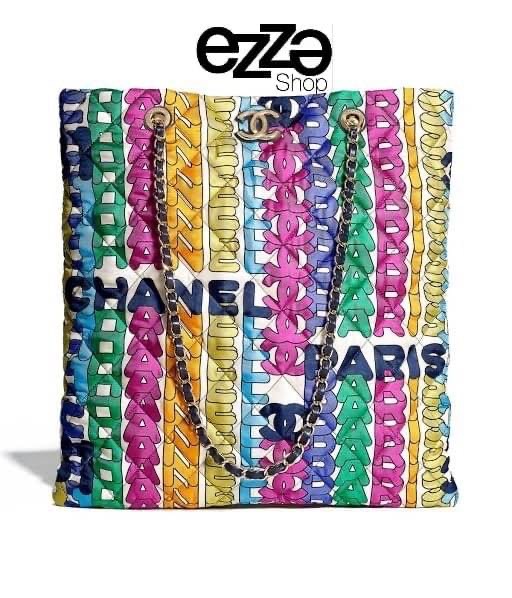 CHANEL FLAP BAG PRINT FABRIC & GOLD TONE METAL ss22 งานสวยชนช็อป ว๊าววววสุดๆ กับกระเป๋าผ้าแต่งอะไหล่ทองปั้มlogo ทุกจุด ลายlogo multicolors งานสวยมากไฮเอ็นสุดๆ จุของได้เยอะมาก มีซิบด้านใน ห้ามพลาดเลยน้าสาวๆ Must have!!!! มันเป๊ะทุกจุดจริงๆ
