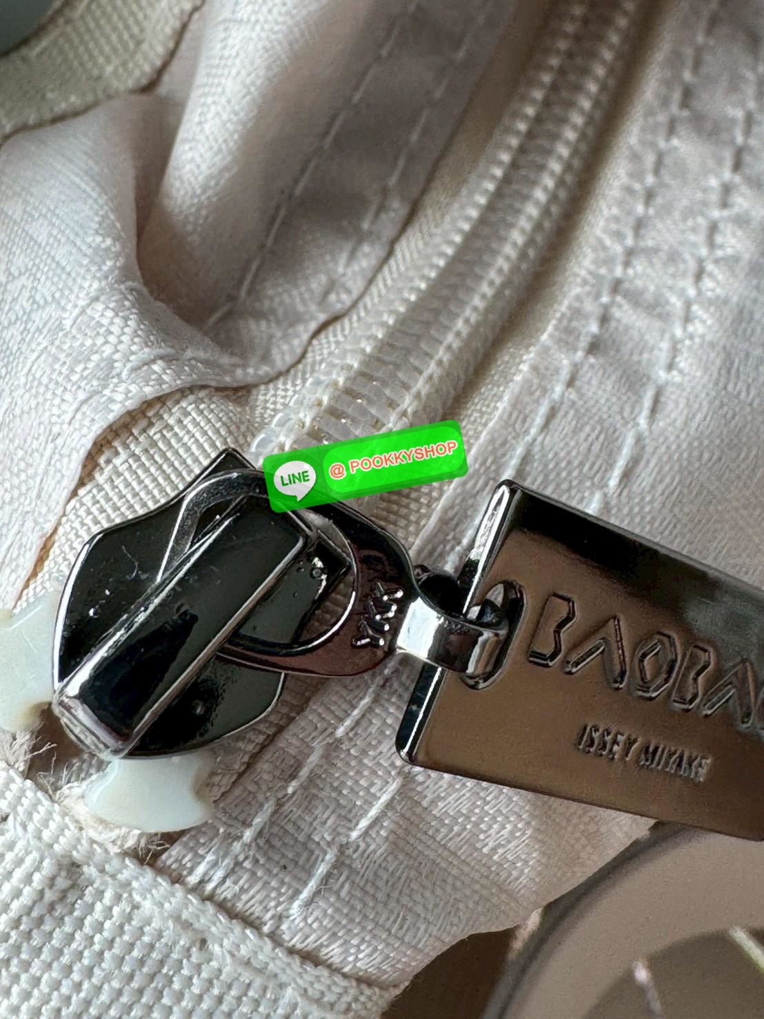 Baobao Issey Miyake x Labubu tote bag อีกหนึ่งซีรีย์สุดลิมิเตทที่น่าสะสม กำลังเป็นกระแสสำหรับ Labubu อาร์ตทอยชื่อดังที่ทุกคนรู้จัก คอลเลคชั่นนี้สื่อถึงความรู้สึกอารมณ์ผ่านตัวละครออกมาได้ดีเลยทีเดียว เป็นกระเป๋า ที่เหมาะกับการใช้งานในชีวิตประจำวัน ด้วยขนาด