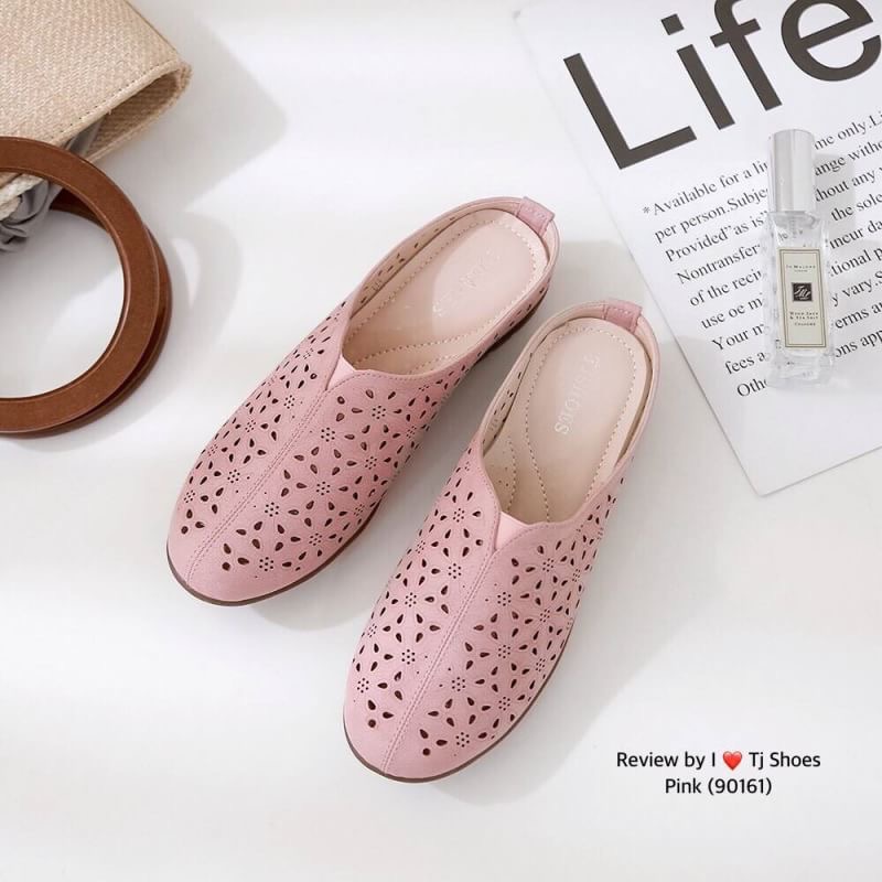 พร้อมส่งรองเท้าเพื่อสุขภาพ ที่ทั่งเกร๋ทั้งน่ารักสุดๆ รองเท้ารุ่นนี้เป็นงานสั่งทำพิเศษ หนังนิ้มนิ่ม ฉลุลายน่ารักๆ มีรูระบายอากาศใส่แล้วเท้าไม่อับ น้ำหนักเบา ใส่นุ่มเดินทั้งวันได้สบายมากๆ ส้นยางเกรดพรีเมี่ยมอย่างดี แมทกับชุดอะไรก็เกร๋ เป็นรุ่นแนะนำ ซื้อไปรั