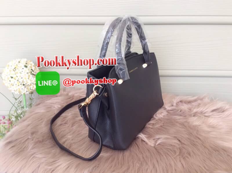 จัดส่งฟรี EMS ทั่วไทยค่ะ พร้อมส่ง New! 2017 CHARLES & KEITH BASIC CITY BAG SHOP (Size M) กระเป๋าถือหรือสะพาย ทรงสวย ขนาดกำลังดี อยู่ทรง หนังpuแข็ง ภายในเปิด-ปิดด้วยกระดุมแม่เหล็ก มี2ช่อง คั่นกลางด้วยช่องซิป ฐานกระเป๋ามีหมุดรองฐานสี่มุม ใส่กระเป๋าสตางค์ยาว