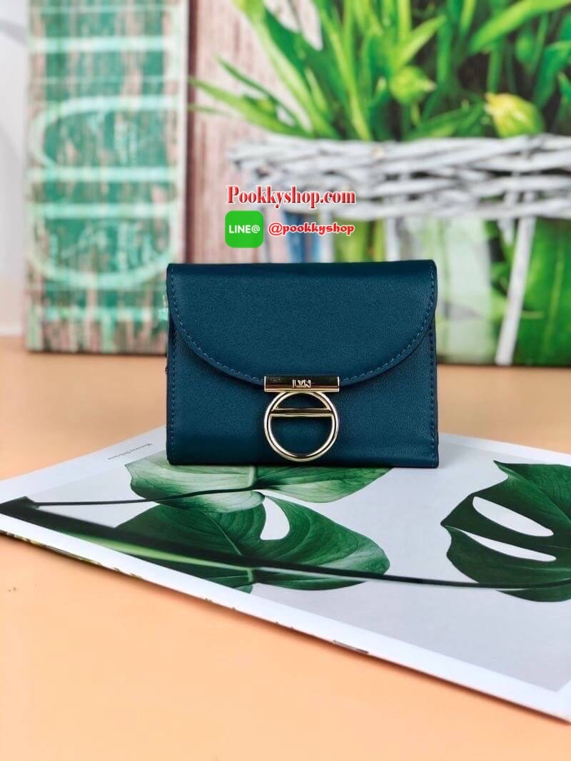 Lyn Paramour Short Wallet กระเป๋าเงินใบสั้นแบบ 3 พับ จับกระชับมือ วัสดุหนังเรียบ ด้านหน้ามีจุดเด่นตรงที่เปิดปิดมีโลหะวงกลม เปิดปิดแบบกระดุม มีช่องซิปใส่เหรียญ ช่องการ์ด 6 ช่อง และยังมีช่องใส่ธนบัตรได้ตามยาว แบบค์100/1000 ใส่ได้ทุกแบงค์ค่า เหมาะกับการใช้กั
