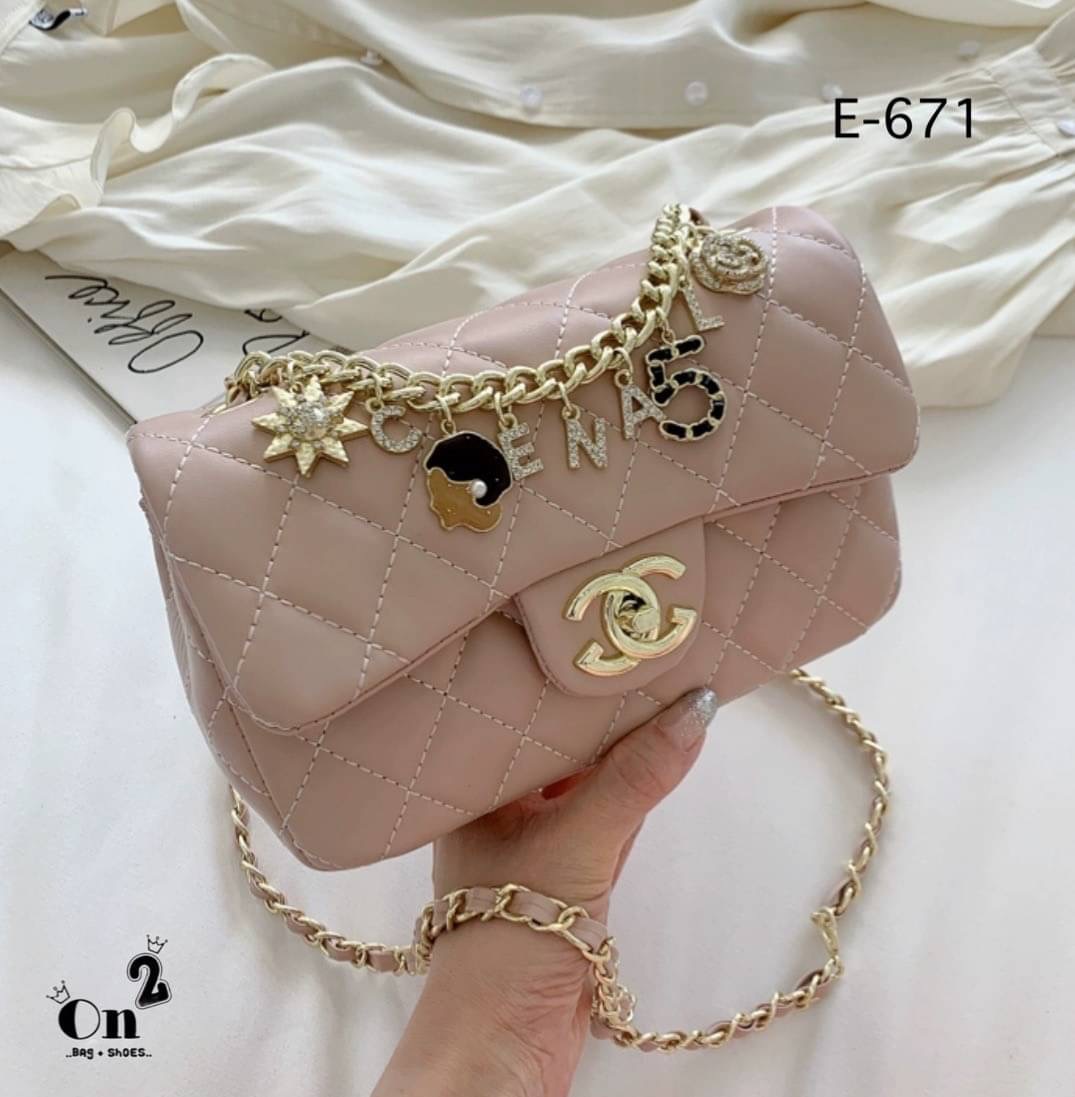 กระเป๋าสะพายชาแนล ทรงคลาสสิคเปิดหน้าอะไหล่สีทอง งานสไตล์แบรนด์ สายสะพายยาวครอสบอดี้ได้ค่ะ พร้อมส่ง 5 สีค่ะ