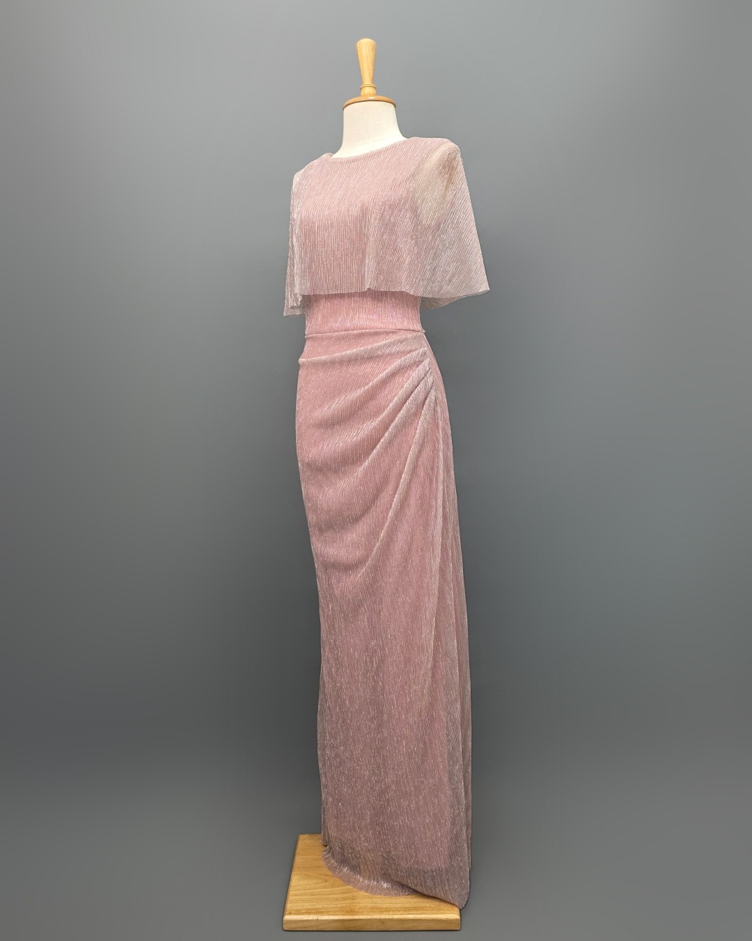 เดรสแฟชั่น เดรสเสื้อคอกลมแขนกุด ดีเทลเป็นเสื้อคลุมไหล่ในตัว กระโปรงทรงสอบจับเดรป