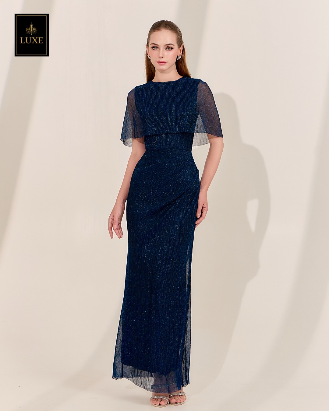 เดรสแฟชั่น เดรสเสื้อคอกลมแขนกุด ดีเทลเป็นเสื้อคลุมไหล่ในตัว กระโปรงทรงสอบจับเดรป