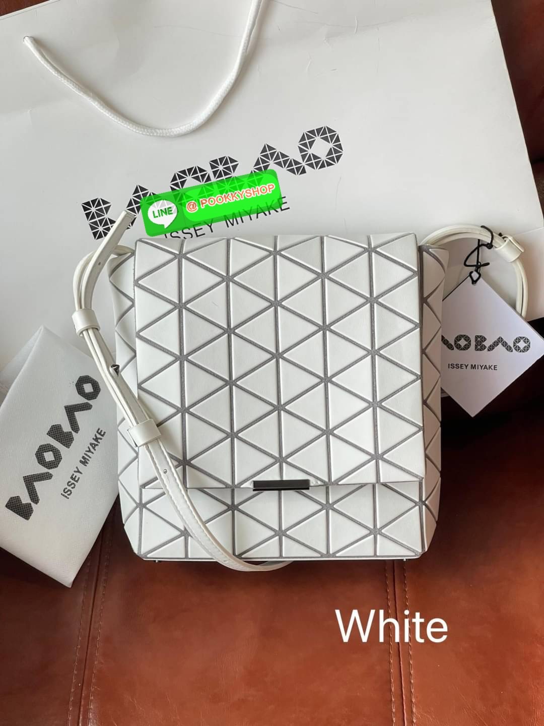 💕Baobao Issey Miyake Off-White Flap Messenger Bag(Large) สำหรับใครที่ต้องการใช้งานแบบเน้นการเคลื่อนไหวที่คล่องตัว แนะนำรุ่นนี้เลยคะ มาพร้อมแผ่นรูปทรงสามเหลี่ยมอันโดดเด่นแฝงไปด้วยความทันสมัยบ่งบอกถึงความเป็นเอกลักษณ์ของแบรนด์ได้เป็นอย่างดี ซึ่งสายส