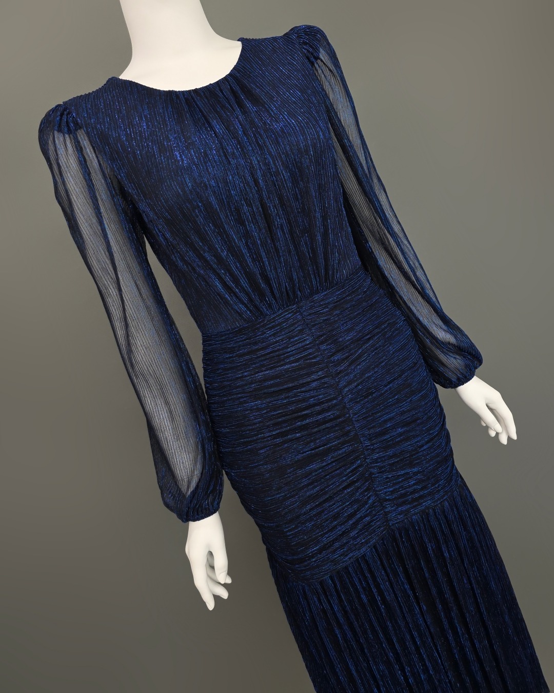 เดรสแฟชั่น เดรสเสื้อคอกลมแขนยาว กระโปรงทรงเข้ารูปจับเดรปตรงกลาง ต่อชายระบาย