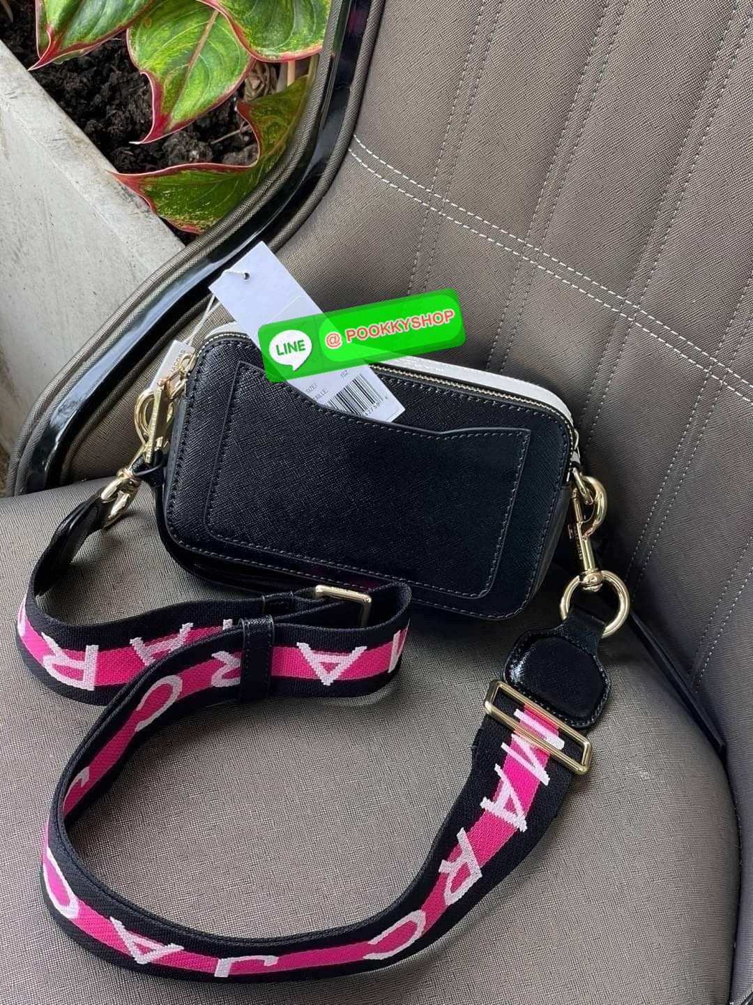 Marc Jacobs Snapshot Bag กระเป๋าแบรนด์ดังจากสัญชาติอเมริกัน นับได้ว่ารุ่นนี้เป็นรุ่นทรงฮิตของ marc jacobs เลยทีเดียว โดยด้านหน้ากระเป๋าจะเป็นโลโก้แบบโลหะที่เป็นสัญลักษณ์ของแบรนด์นี้ มาพร้อมสายสะพายที่จะสะพายยังไงก็ดูโดดเด่น เพราะขนาดใหญ่ที่สกรีนตัวอักษร m