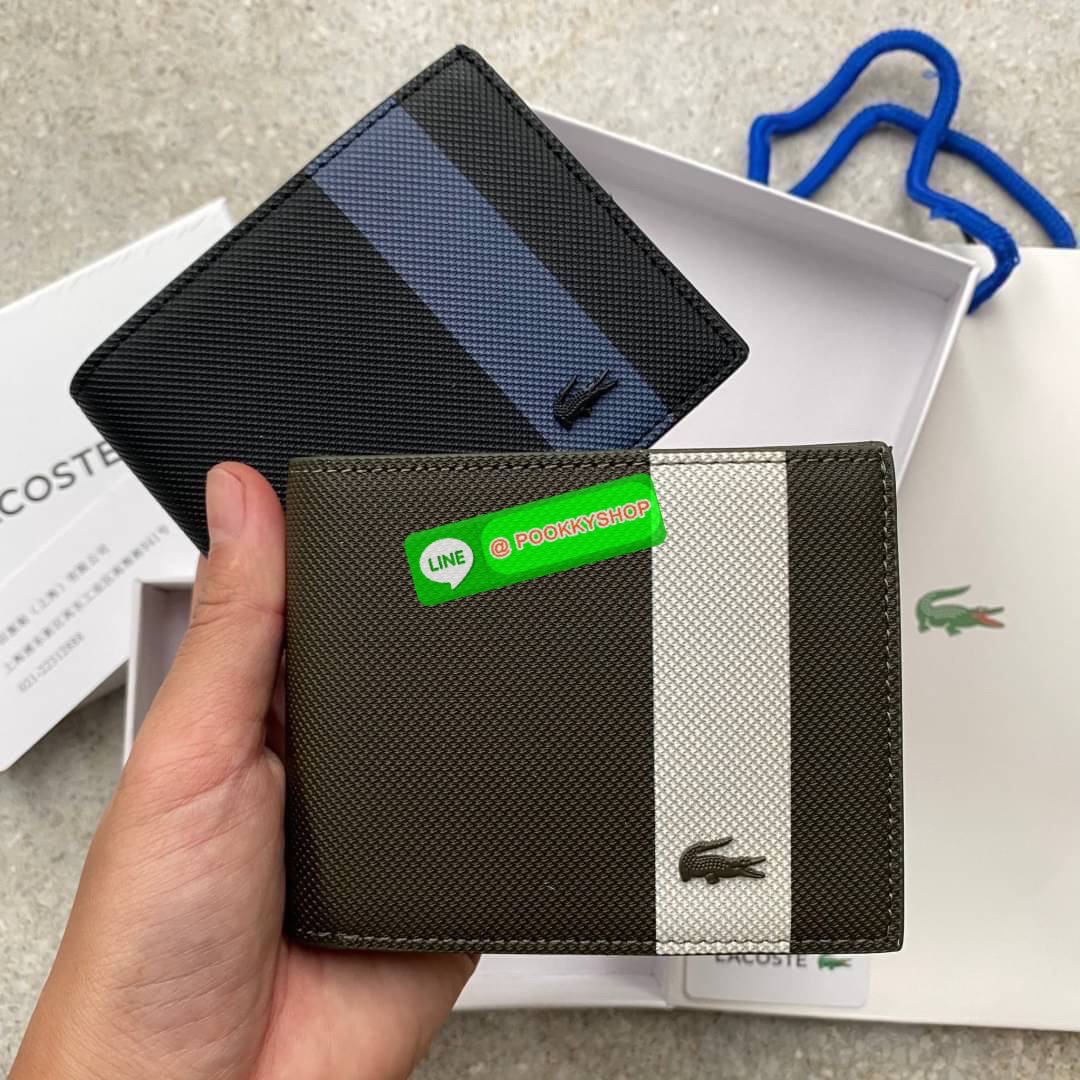ลาคอส SHORT WALLET กระเป๋าสตางค์แบบพับ2ตอนสำหรับผู้ชาย มีช่องใส่บัตรและช่องใส่ธนบัตรแยกเป็นสัดส่วน กระเป๋าสตางค์หนัง PVC คุณภาพดีตามแบบฉบับของแบรนด์ มาพร้อมกล่อง ถุงกระดาษแบรนด์แบรนด์แข็งแรงสวยมากค่ะ ไม่ว่าจะใช้เองหรือเป็นของขวัญก็สุดคุ้มและน่าใช้ ห้ามพ