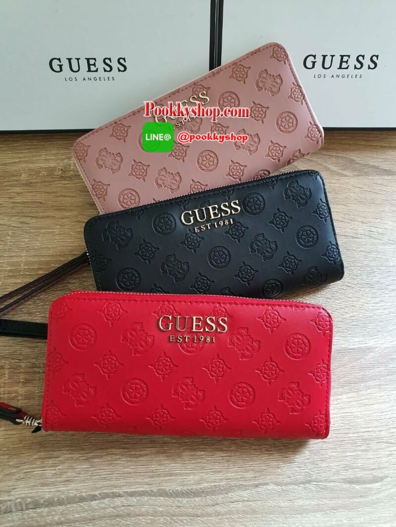 NEW ARRIVAL! GUESS WOMEN'S 2019 LONG WALLET กระเป๋าสตางค์ใบยาวหนังแต่งลายสุดหรู ด้านหน้าประดับโลโก้แบรนด์ เปิดปิดด้วยซิปมาพร้อมสายคล้องมือถอดแยกได้ ด้านหลังมีช่องซิป หัวซิปปั๊มแบรนด์ทุกจุด ภายในมีถึง 4 ช่อง มีช่องใส่ธนบัตรหลายช่อง ช่องซิปกลางและช่องใ