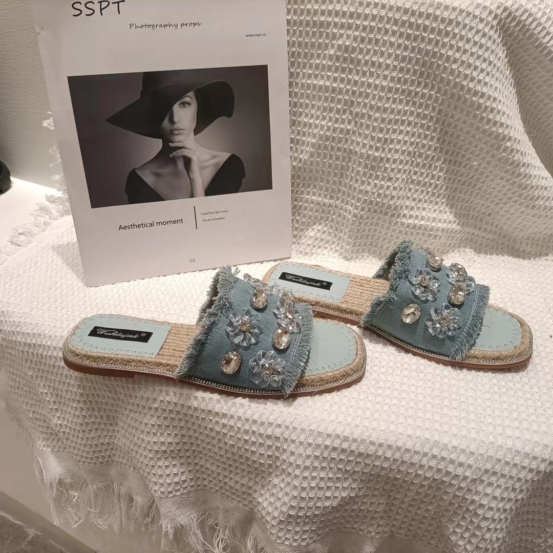 พร้อมส่งคะ งานแตะเพชร งานsignature ของทางร้าน เพชรเวอวังอลังการ สวยยืน1 🥇มาแล้วจ้า ทรงสวยอย่างดี งานเกร๋เรียบหรูดูแพง ตัวนี้ห้ามพลาด ใส่สบายจะแมตช์กับกางเกง👖หรือกระโปรง👗ก็ได้ค่ะ แม่ค้าคอนเฟริม ห้ามพลาดเลยจ้าตัวนี้แนะนำ อย่าช้ารีบเล