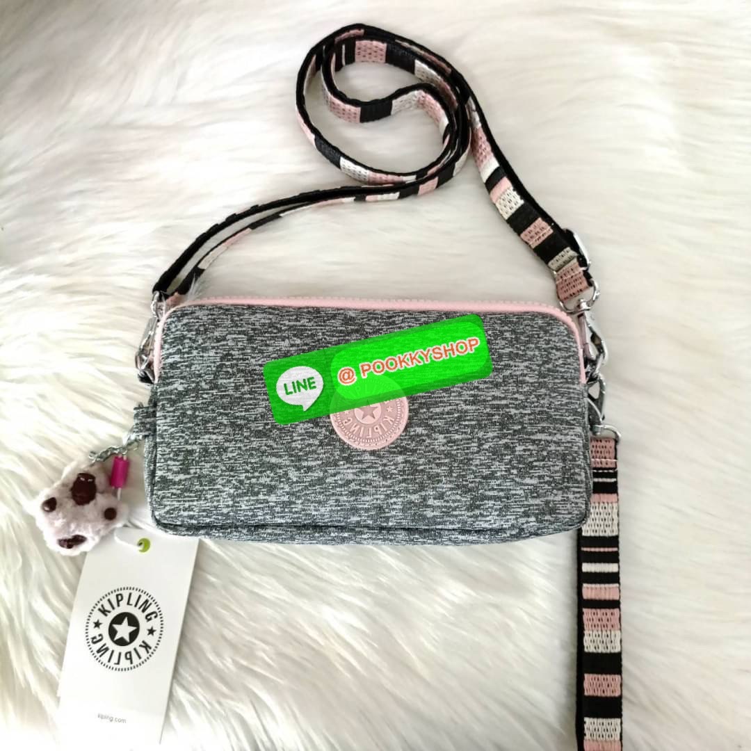 KIPLING 3 Monkey program Seoul up clutch & sling bag กระเป๋าคล้องมือ หรือ สะพายข้าง ขนาดเล็ก วัสดุ Nylon & Polyester 100% ใช้งานได้ 2 รูปแบบ มีสายสลับเปลี่ยนได้ทั้งแบบคล้องมือหรือสะพายข้าง เปิด-ปิดด้วยซิป ช่องหลักโล่ง มีช่องใส่บัตรด้านข้าง 6 ช่อง และช่องด