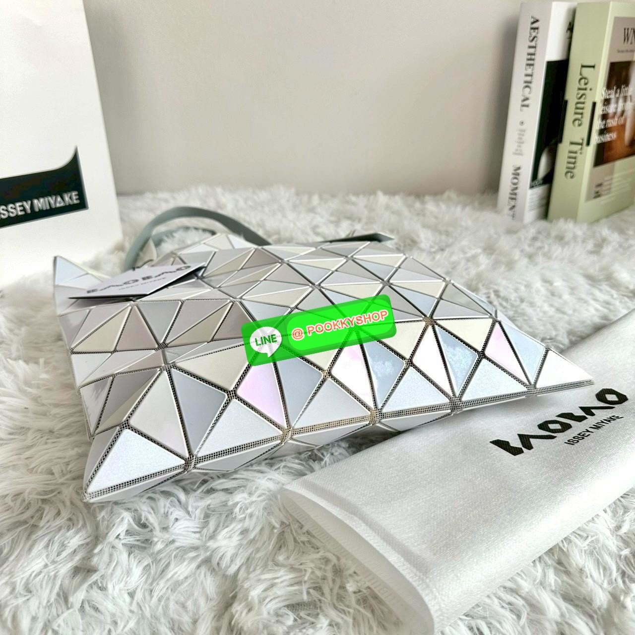 BAOBAO ISSEY MIYAKE QUATRO กระเป๋าไอคอนิกที่ไม่เคยตกเทรนด์! เรียบหรู แต่มีดีไซน์สะดุดตา โครงสร้างสามเหลี่ยมเอกลักษณ์เฉพาะของแบรนด์ ด้านในบุผ้า มีช่องซิปสำหรับเก็บของ น้ำหนักเบา สะพายสบาย ใส่ของได้เยอะมาก