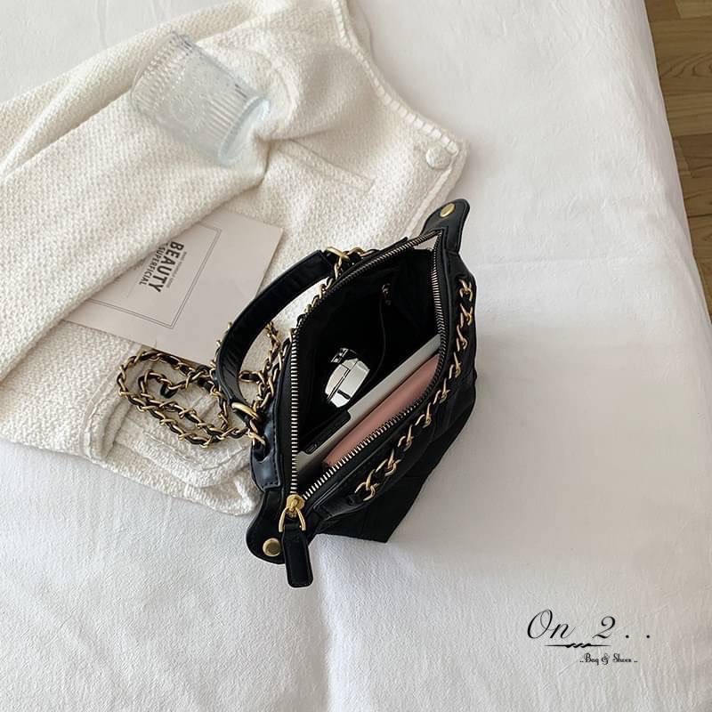 NEW Arrival CHANEL Nylon Crossbody bag กระเป๋าผ้าไนลอนเดินด้ายตารางสีดำ อะไหล่สีทองเข้ม สายโซ่ร้อยหนัง อะไหล่สีทอง สวยเลิศ♥️