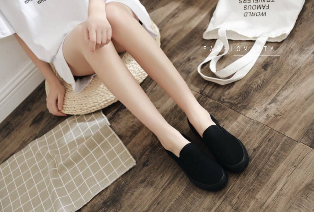 สลิปออนแบบมาใหม่ ใส่สบาย คล่องตัว พร้อมส่งค่ะ รองเท้าแฟชั่นชิคๆ ทรงเบสิค ฮิตตลอดกาล วัสดุผ้าแคนวาสเนื้อหนานุ่ม กระชับเท้า แต่งขอบยางยืดด้านข้าง เน้นความสบายในการสวมใส่ พื้น 1นิ้ว ใส่ง่ายเดินไม่เมื่อย ดีไซน์เรียบง่ายใส่แมชเสื้อผ้าได้ทุกแนวจ้าา มีไว้ได้ใช้แ