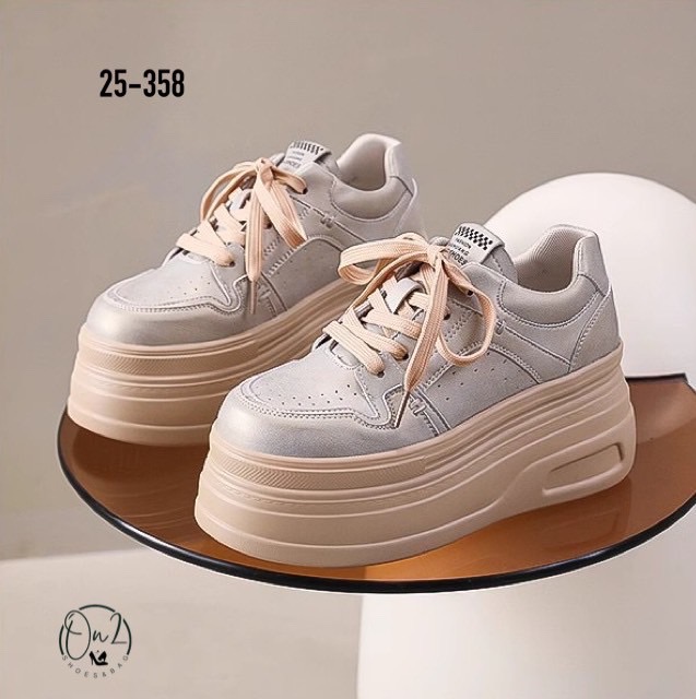 รองเท้าผู้หญิงทรง Sneaker Platform เสริมส้นแบบหนา ดีไซน์แฟชั่นล้ำสมัย ใส่แล้วขาดูยาว หุ่นเพรียวขึ้นทันที น้ำหนักเบา เดินง่ายไม่เมื่อย เข้ากับฤดูนี้สุดๆ! เพราะใส่คู่กับกางเกงขายาวหรือกระโปรงก็โดดเด่น แมทช์เสื้อหนาว เสื้อแขนยาวได้ลงตัว เพิ่มลุคให้ดูสตรีทแฟช