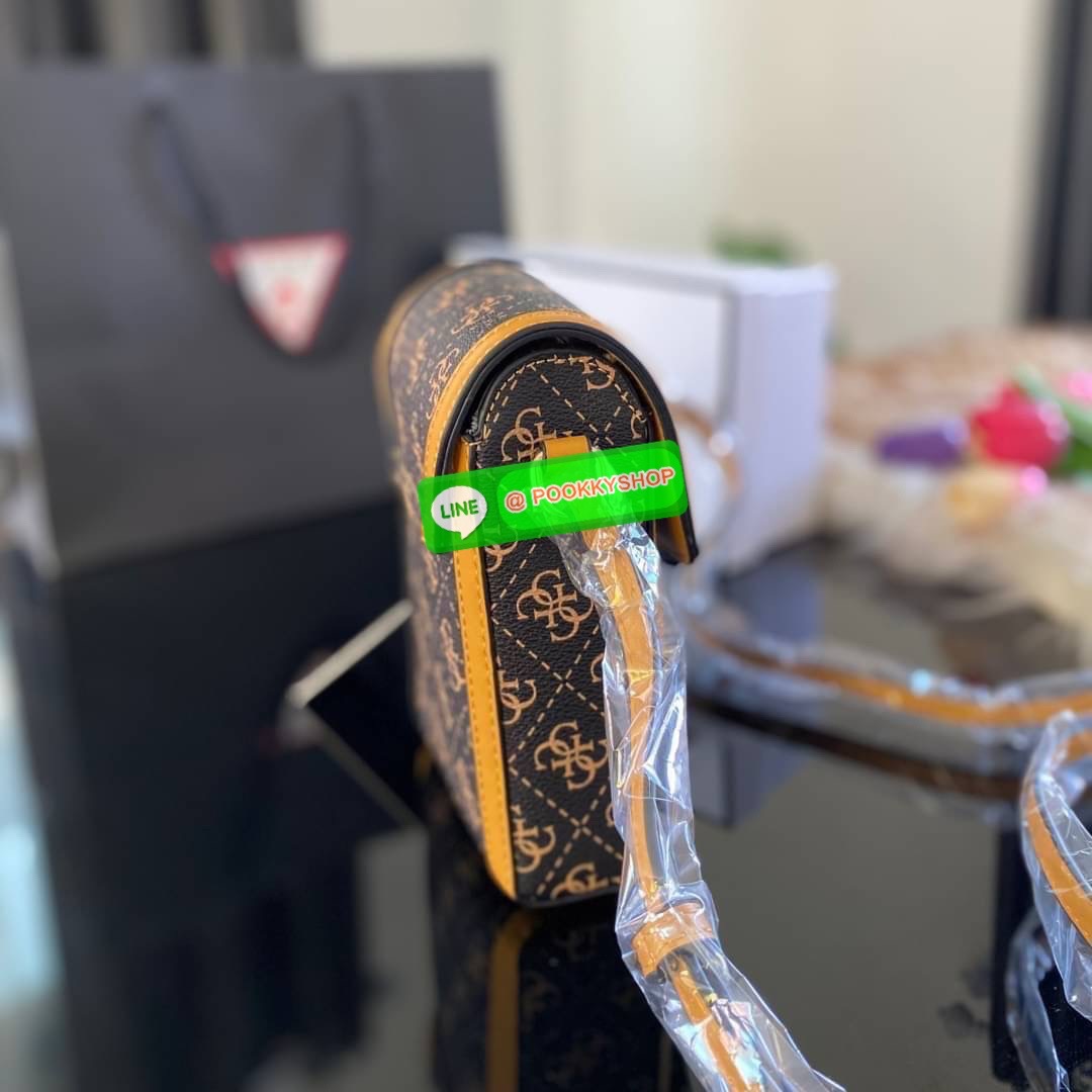 Guess กระเป๋าใส่โทรศัพท์ สวยมากกกก ทรงดีสุดๆ เป็นทรงกล่องทรงสวยที่ตามหากันม๊าก มาก มาพร้อมกล่องครบเซ็ต ด้านหน้าแต่งโลโก้แบรนด์ เปิด-ปิดด้วยกระดุมแม่เหล็ก มีสายยาวเป็นสายหนังปรับระดับได้มากถึง 7ระดับ